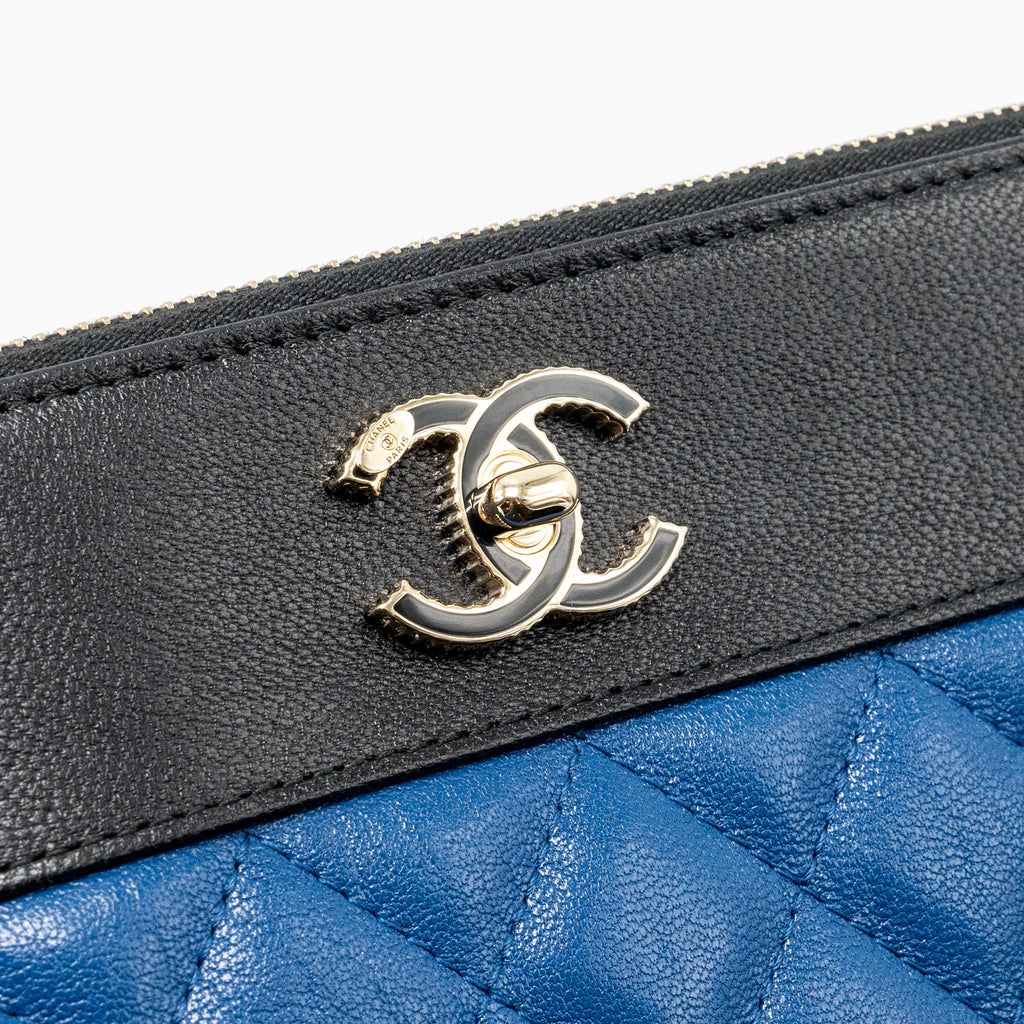 CHANEL CC LOGO QUILTED ZIP POUCH / CLUTCH SHINY SHEEPSKIN BLACK/ BLUE GHW