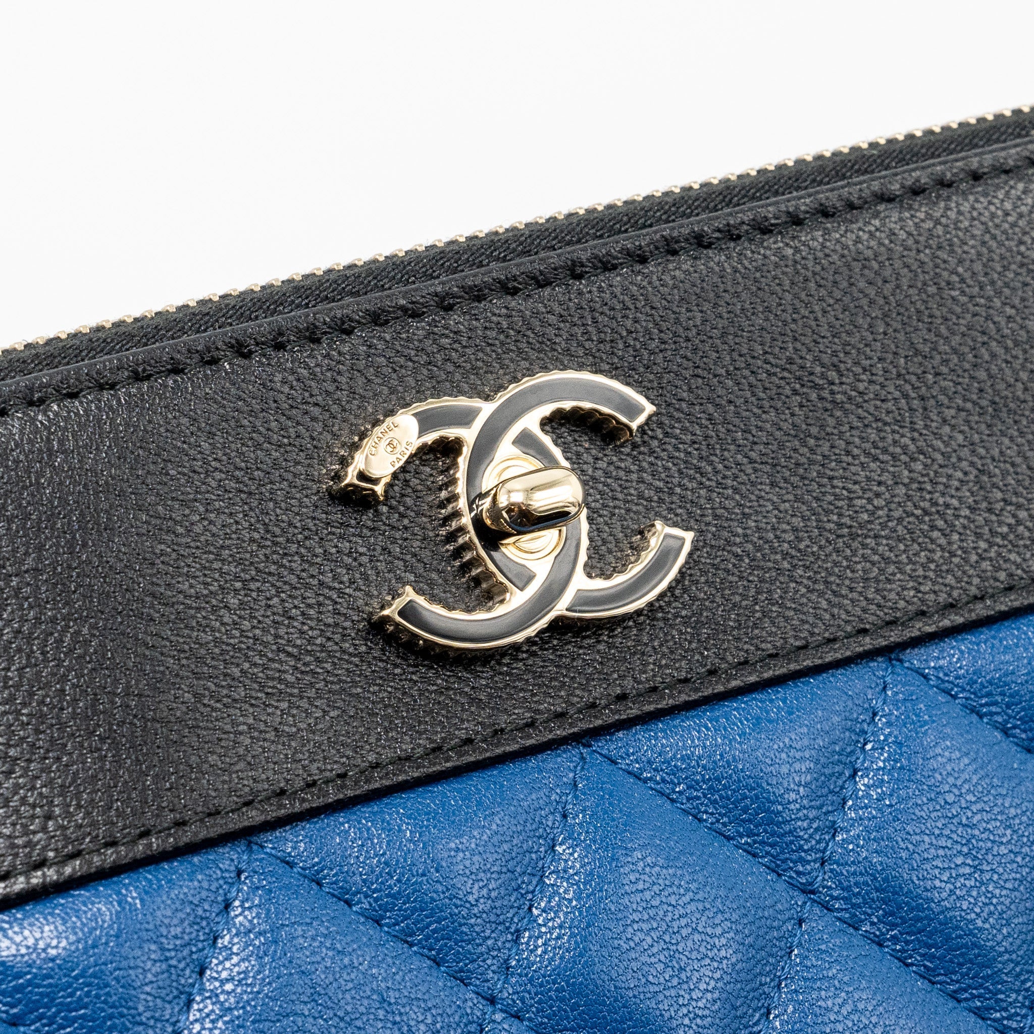 CHANEL CC LOGO QUILTED ZIP POUCH / CLUTCH SHINY SHEEPSKIN BLACK/ BLUE GHW