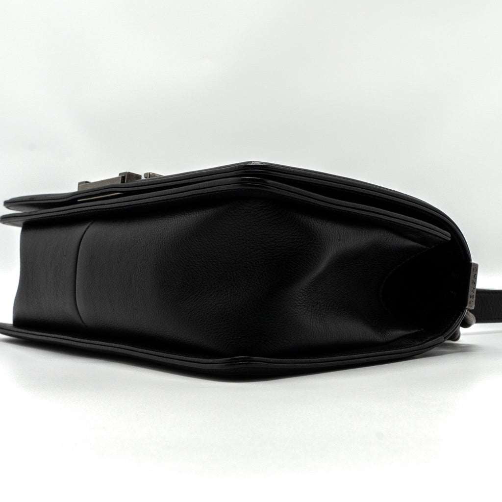 CHANEL MEDIUM BOY BAG CALFSKIN BLACK RUTHENIUM HARDWARE