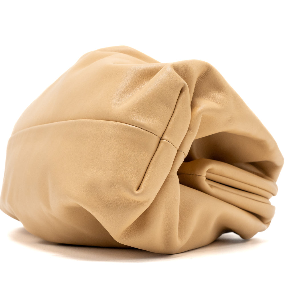 BOTTEGA VENETA THE POUCH LARGE LEATHER CLUTCH BEIGE GHW