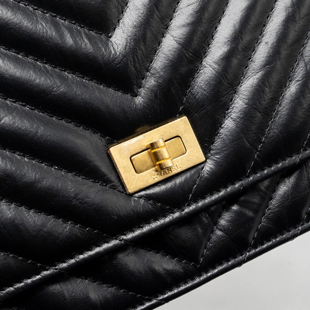CHANEL CHEVRON 2.55 REISSUE WALLET ON CHAIN AGED CALFSKIN BLACK GHW (MICROCHIP)