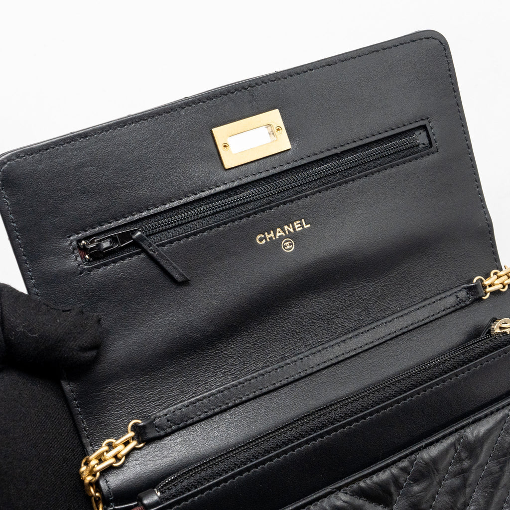 CHANEL CHEVRON 2.55 REISSUE WALLET ON CHAIN AGED CALFSKIN BLACK GHW (MICROCHIP)