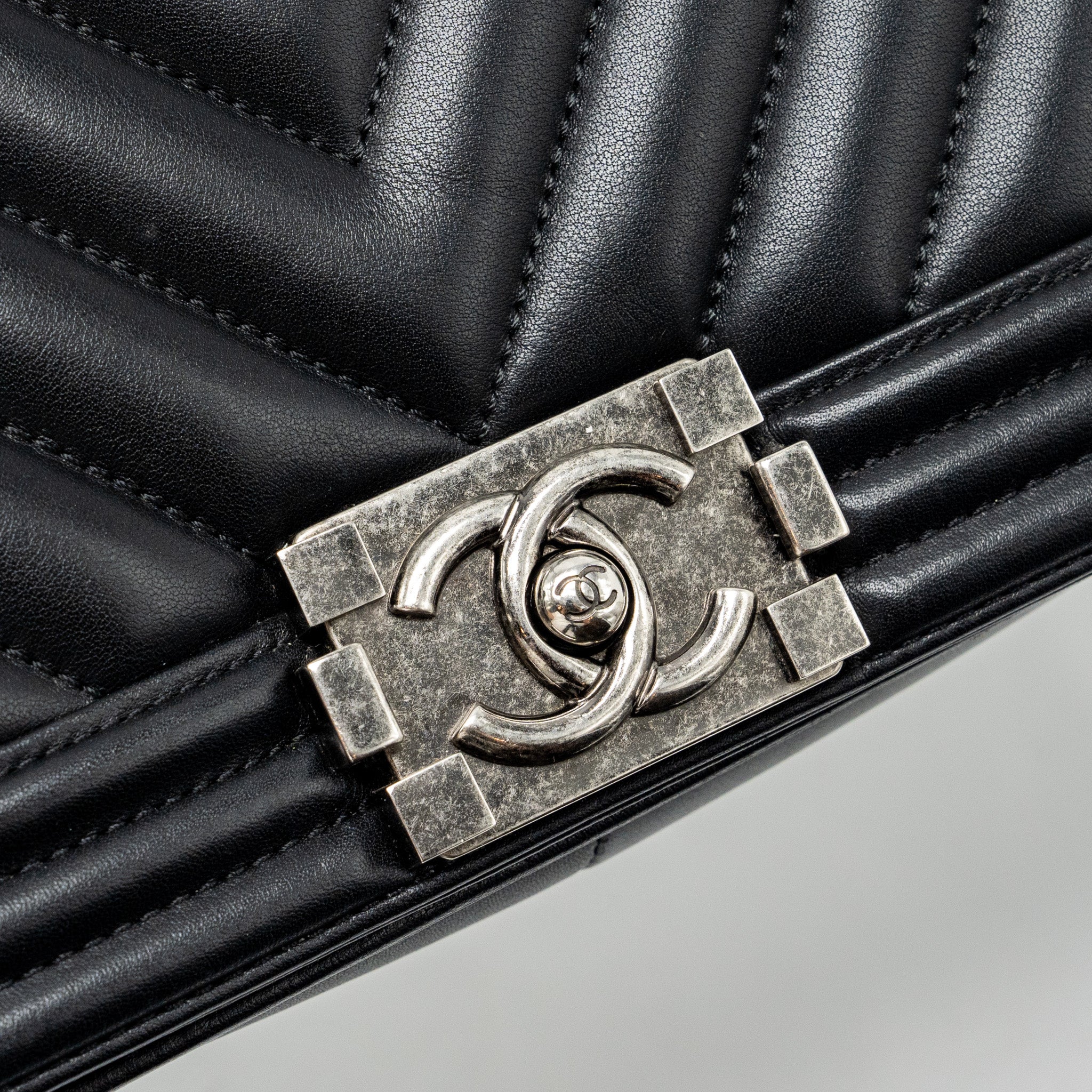 CHANEL MEDIUM CHEVRON BOY BAG LAMBSKIN BLACK RUTHENIUM HARDWARE