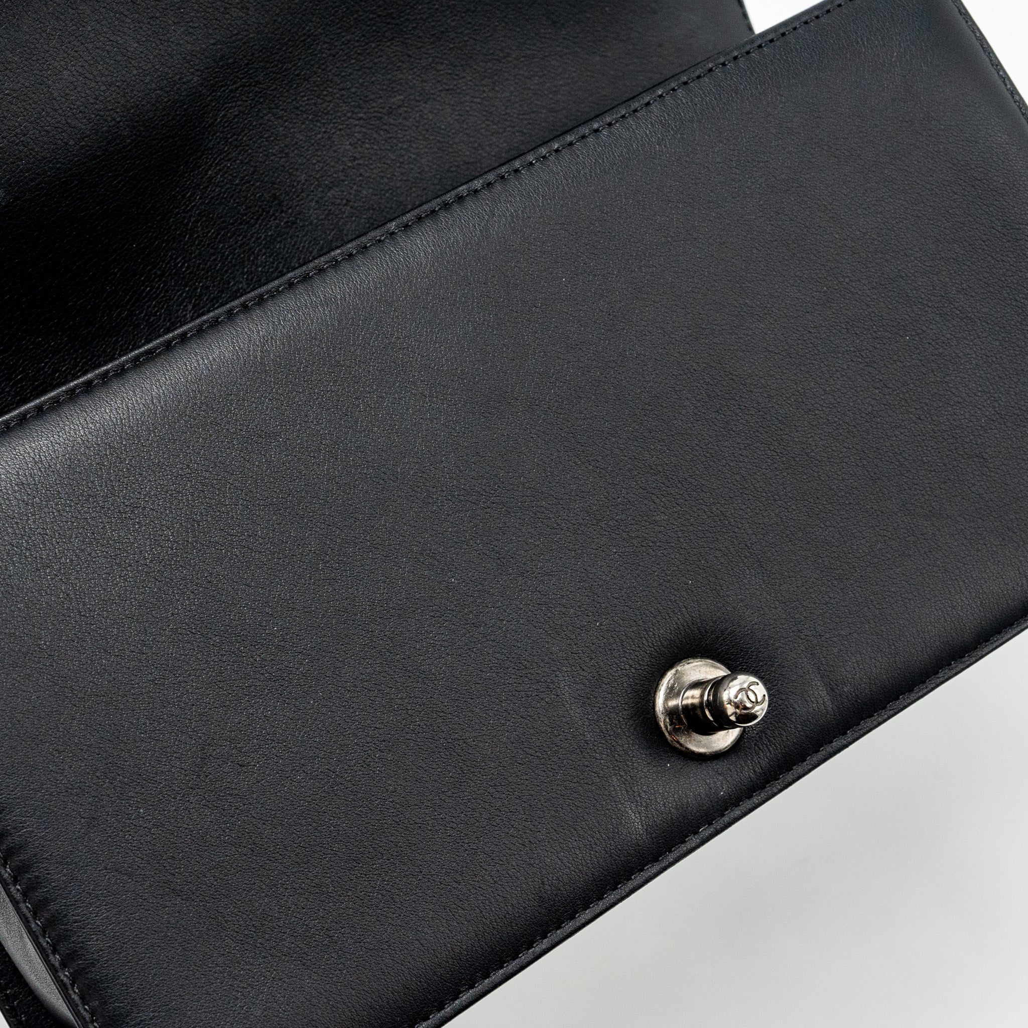 CHANEL MEDIUM CHEVRON BOY BAG LAMBSKIN BLACK RUTHENIUM HARDWARE