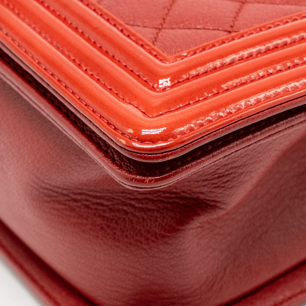 CHANEL MEDIUM BOY BAG CALFSKIN/PATENT RED RUTHENIUM SILVER HARDWARE
