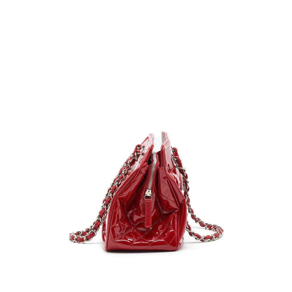 CHANEL PATENT LEATHER TOTE BAG WITH CHAIN IN RED SHW