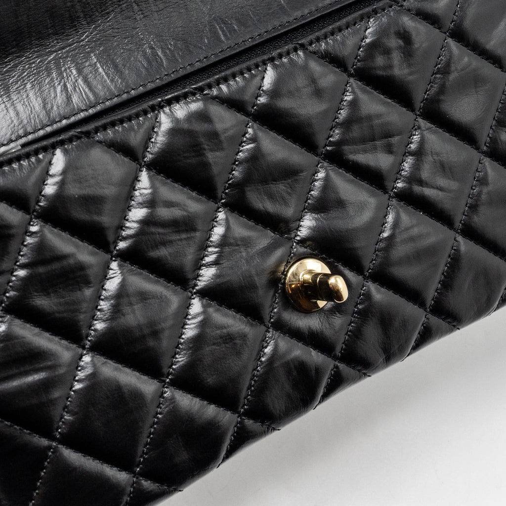 CHANEL 23A CLASSIC FLAP CLUTCH SHINY CALFSKIN BLACK LGHW (MICROCHIP)