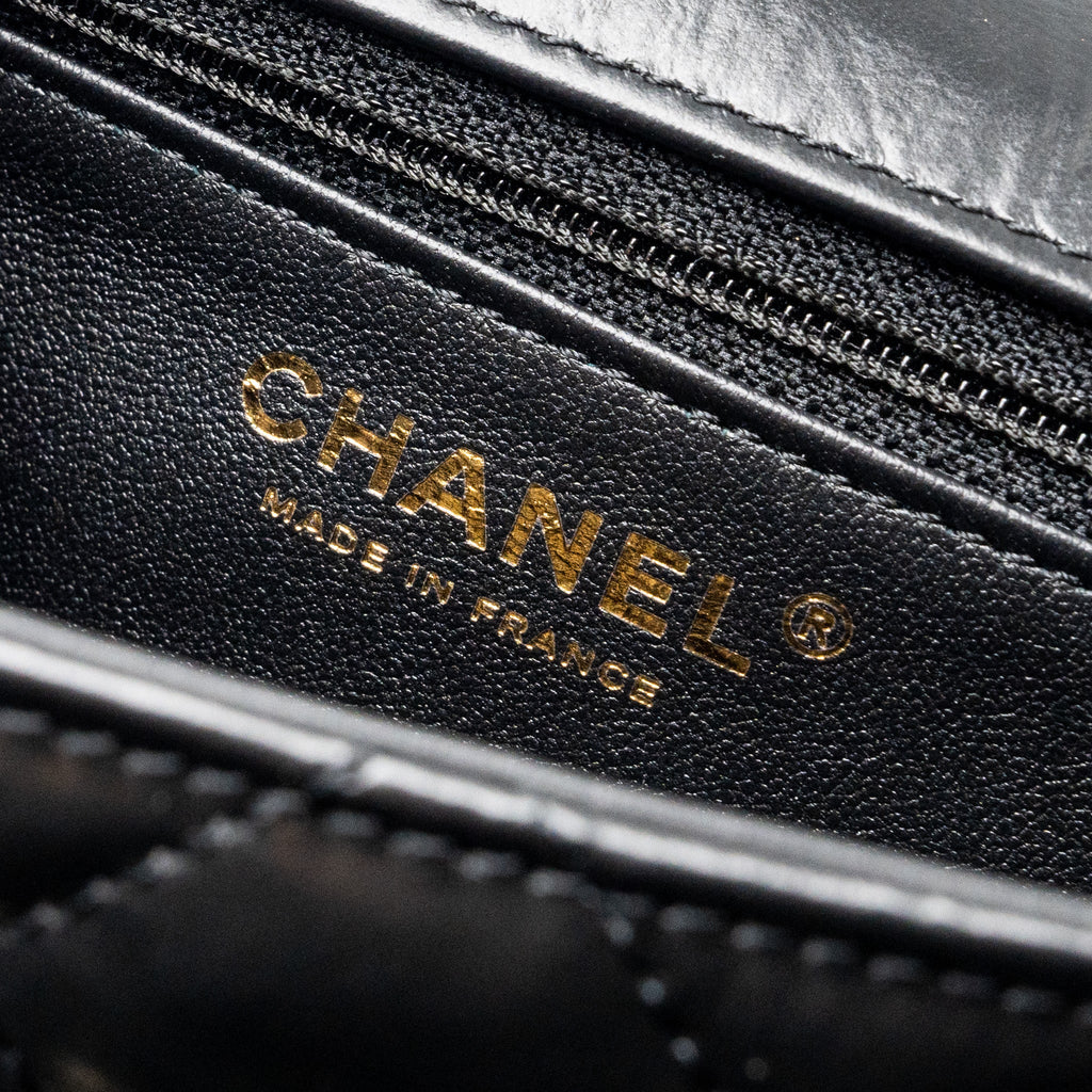 CHANEL 23A CLASSIC FLAP CLUTCH SHINY CALFSKIN BLACK LGHW (MICROCHIP)