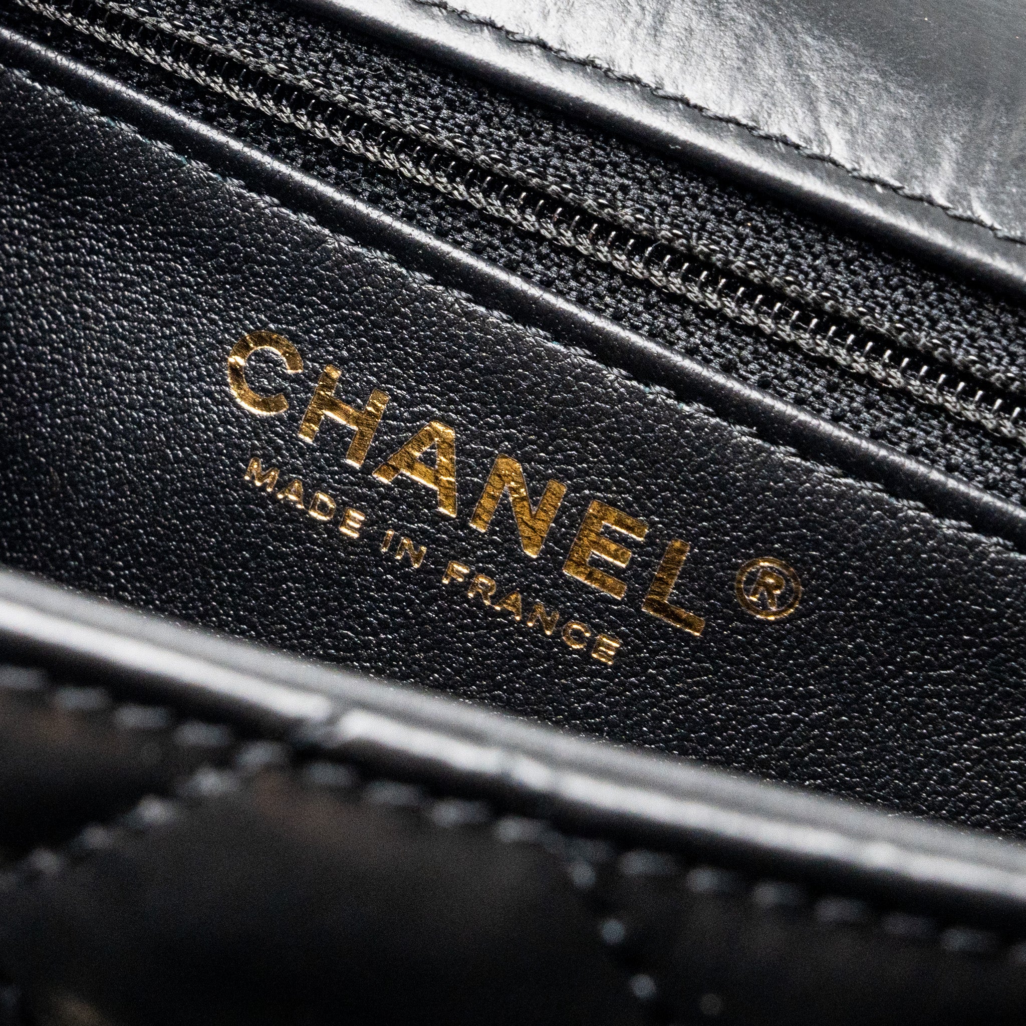 CHANEL 23A CLASSIC FLAP CLUTCH SHINY CALFSKIN BLACK LGHW (MICROCHIP)