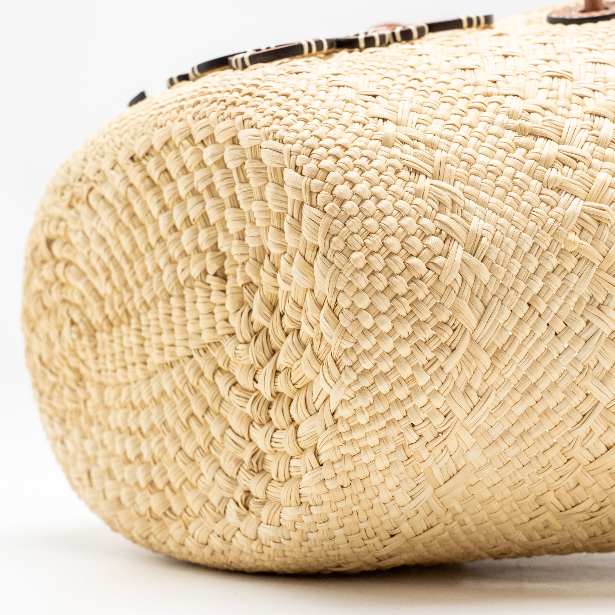 LOEWE ANAGRAM BUSKET SMALL BAG IRACA PALM/CALFSKIN NATURAL/TAN