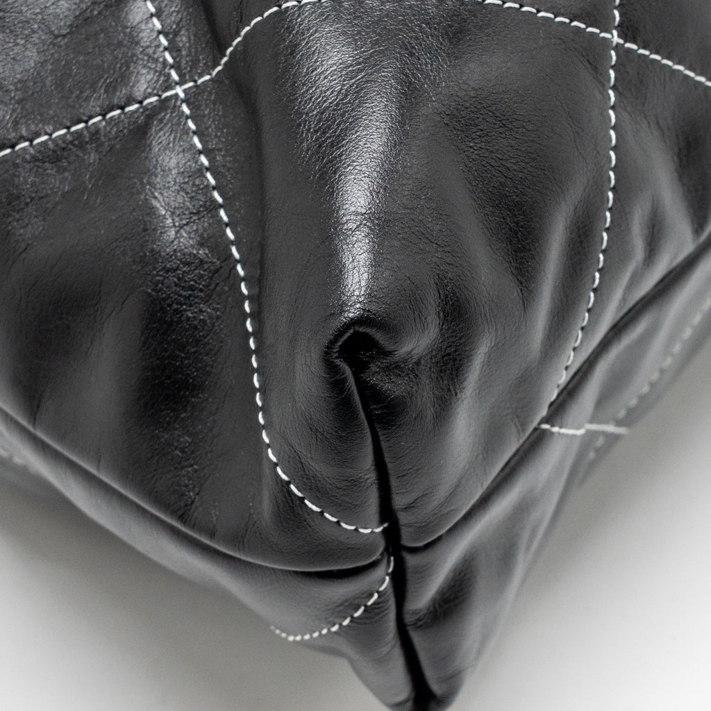 CHANEL MEDIUM 22 BAG WHITE STITCHING CALFSKIN BLACK GHW (MICROCHIP)