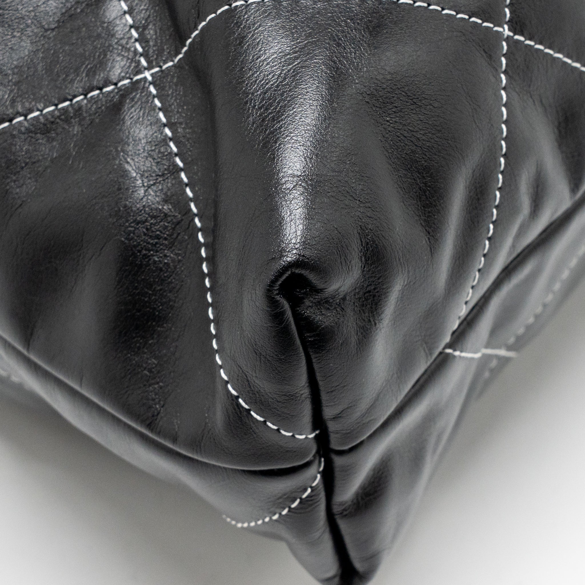 CHANEL MEDIUM 22 BAG WHITE STITCHING CALFSKIN BLACK GHW (MICROCHIP)