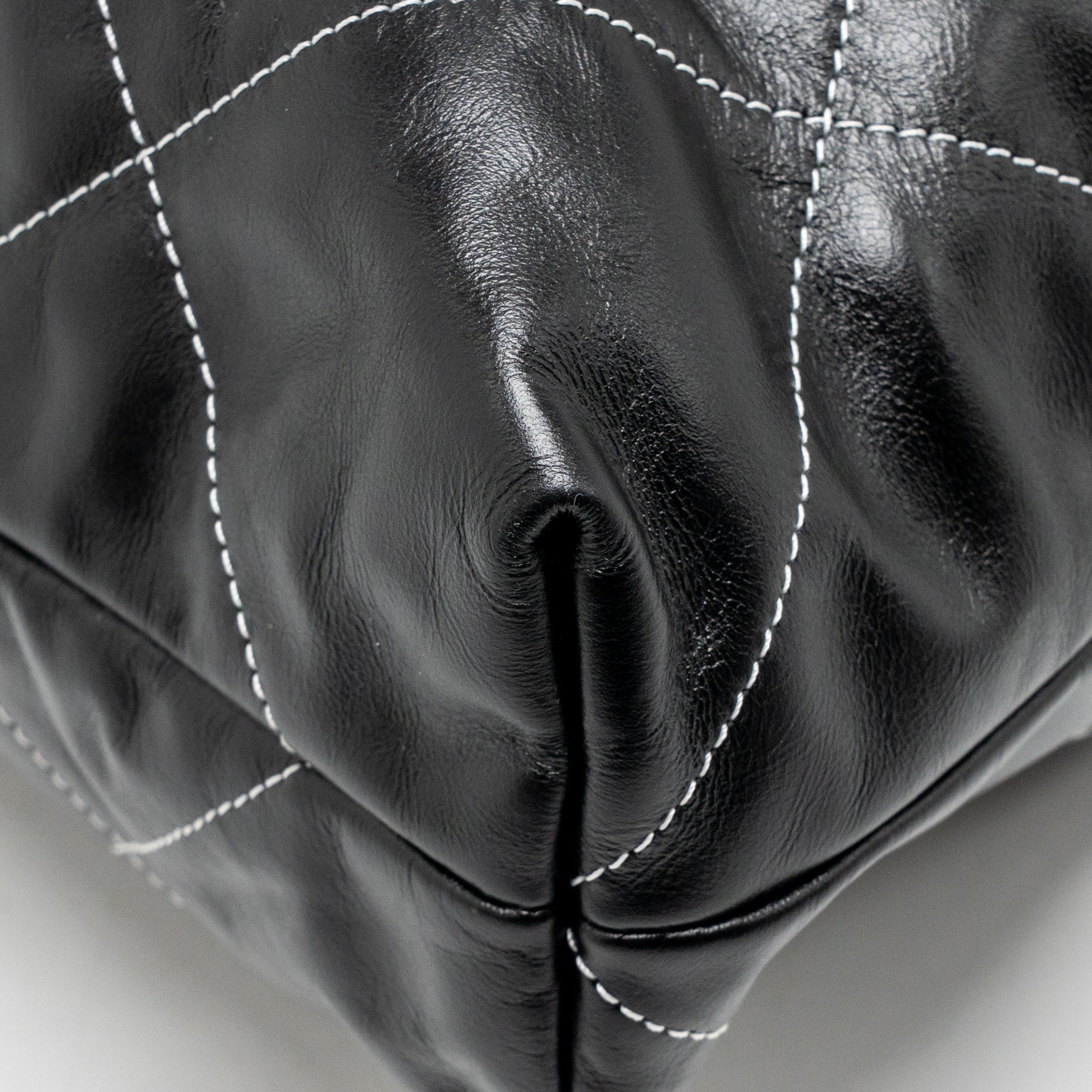 CHANEL MEDIUM 22 BAG WHITE STITCHING CALFSKIN BLACK GHW (MICROCHIP)