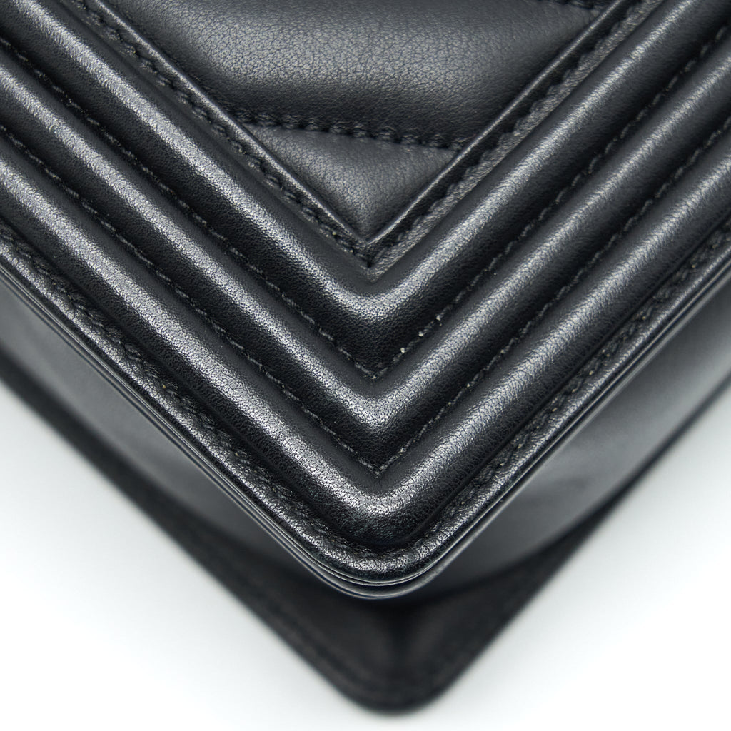 CHANEL NEW MEDIUM CHEVRON BOY BAG CALFSKIN BLACK RUTHENIUM HARDWARE