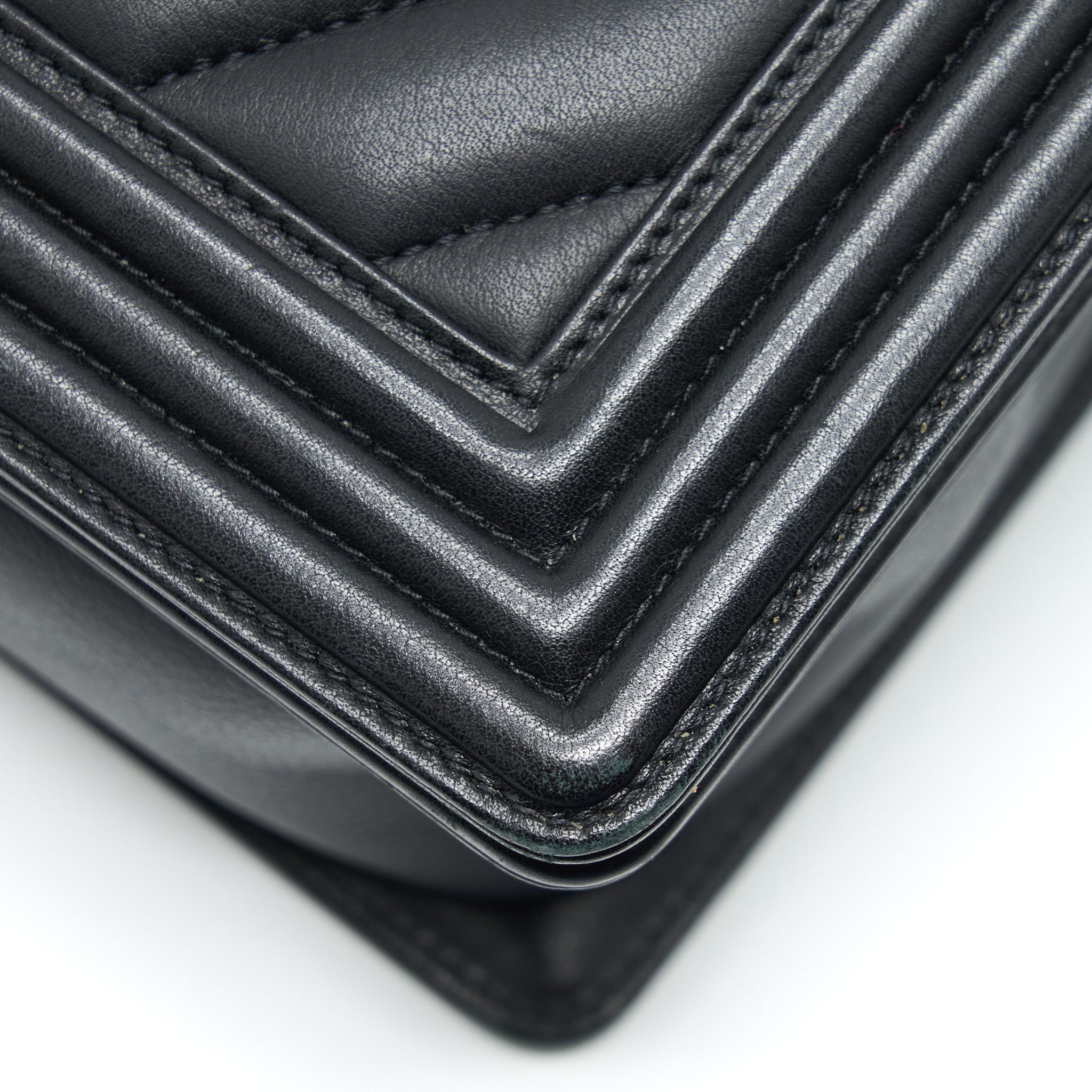CHANEL NEW MEDIUM CHEVRON BOY BAG CALFSKIN BLACK RUTHENIUM HARDWARE