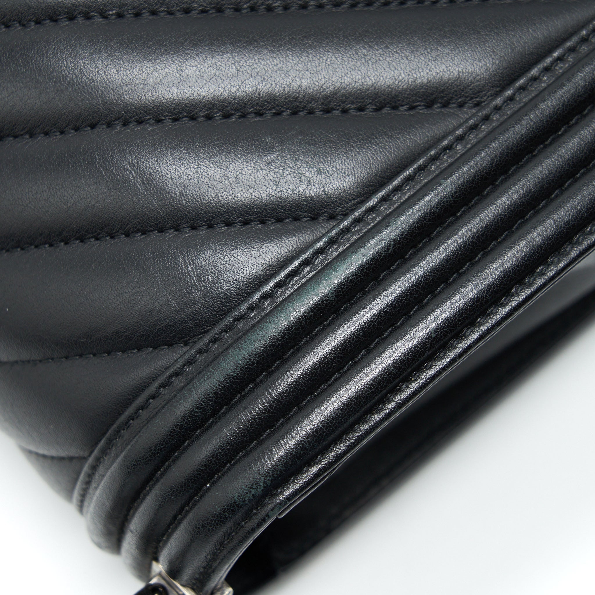 CHANEL NEW MEDIUM CHEVRON BOY BAG CALFSKIN BLACK RUTHENIUM HARDWARE