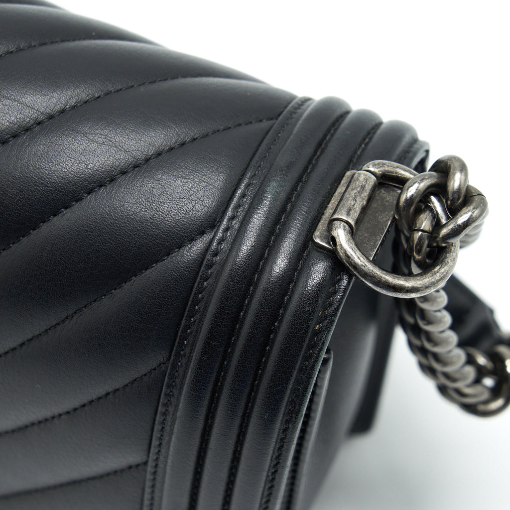 CHANEL NEW MEDIUM CHEVRON BOY BAG CALFSKIN BLACK RUTHENIUM HARDWARE