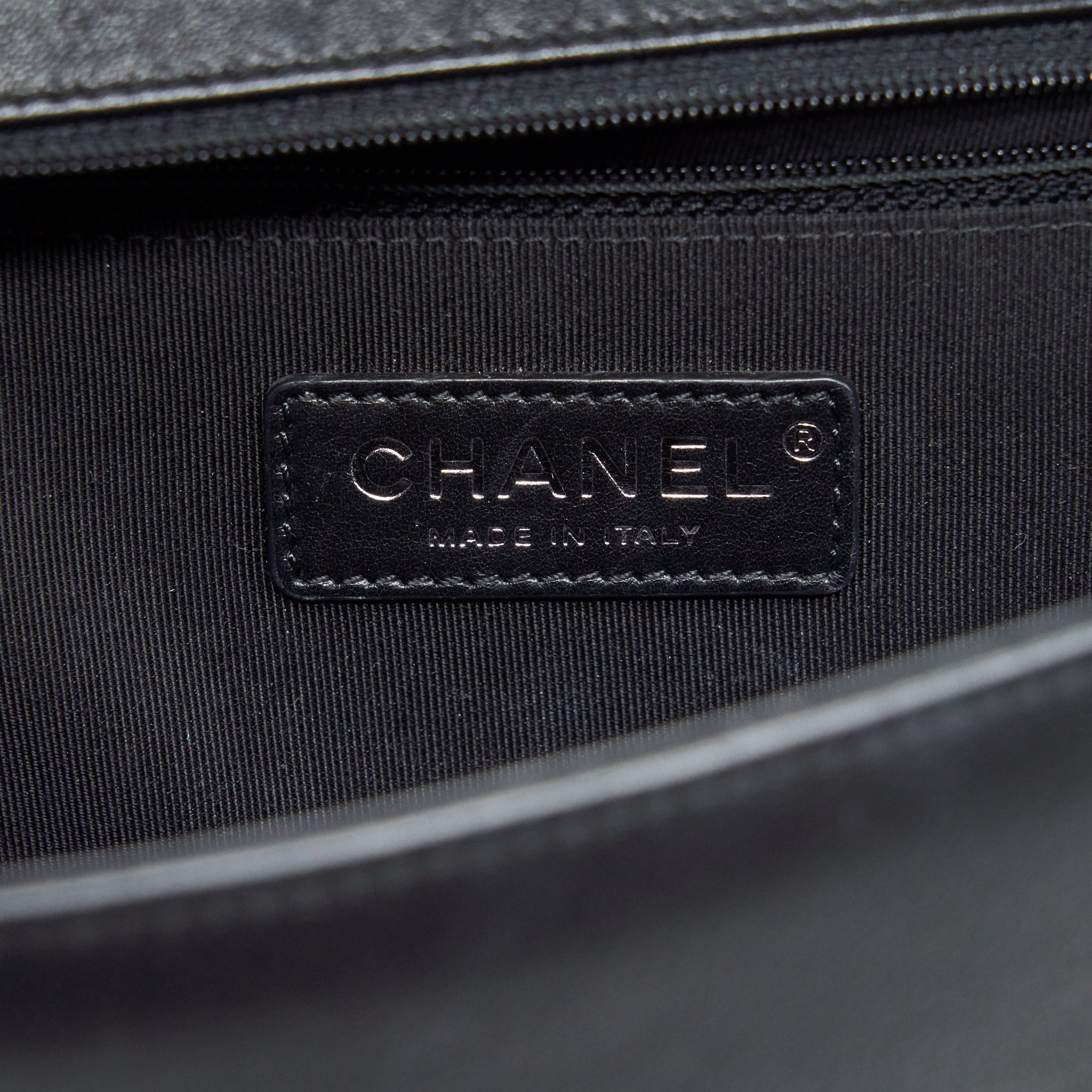 CHANEL NEW MEDIUM CHEVRON BOY BAG CALFSKIN BLACK RUTHENIUM HARDWARE