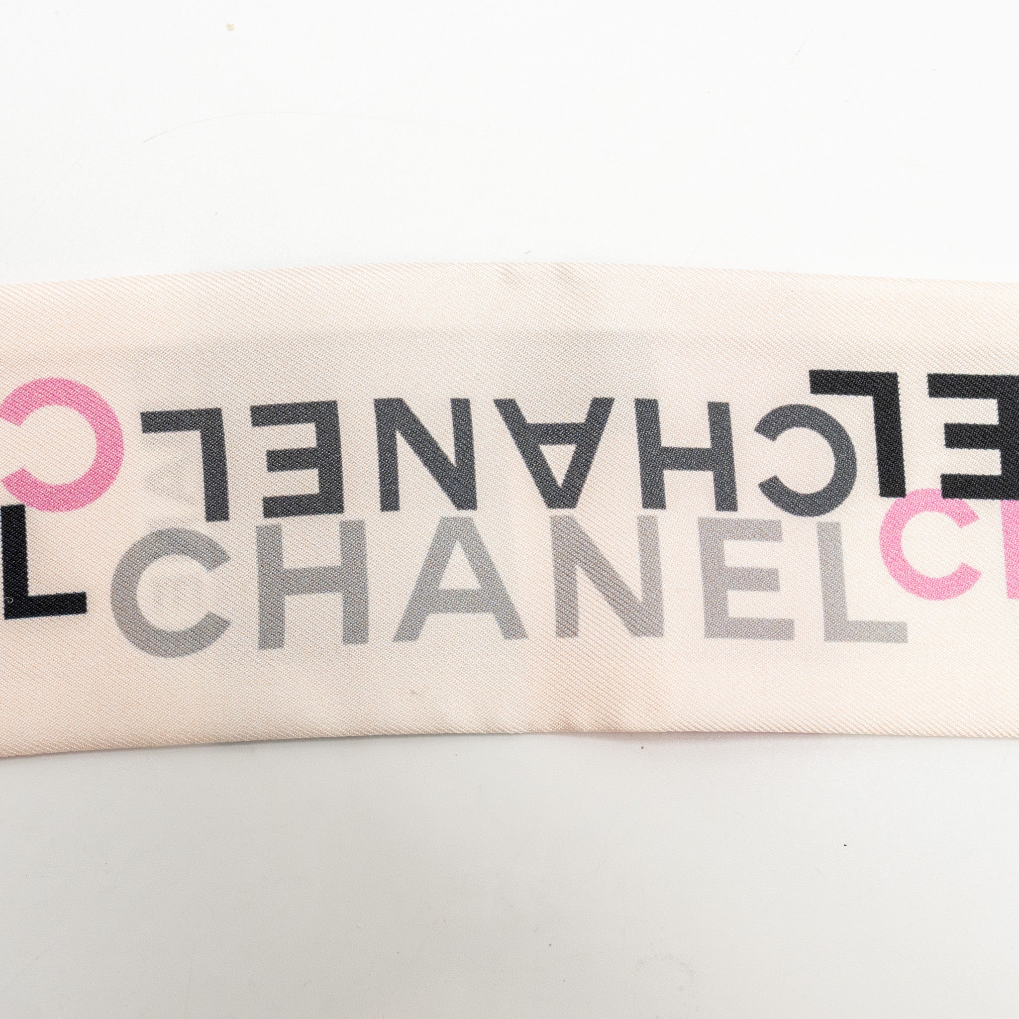 CHANEL CC LOGO PRINTED TWILLY SILK PINK/MULTICOLOUR