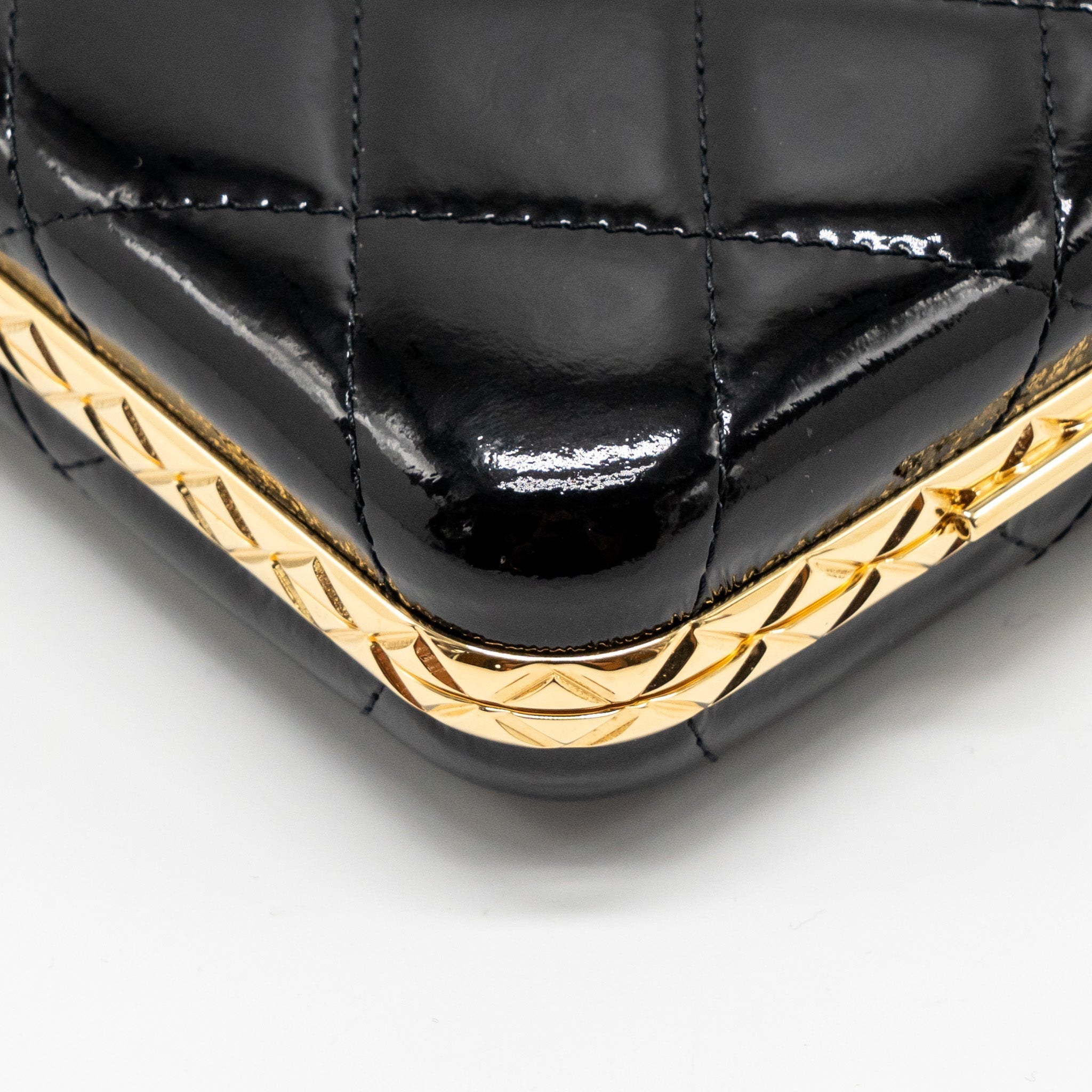CHANEL 21A CC BOX WITH CHAIN PATENT BLACK GHW