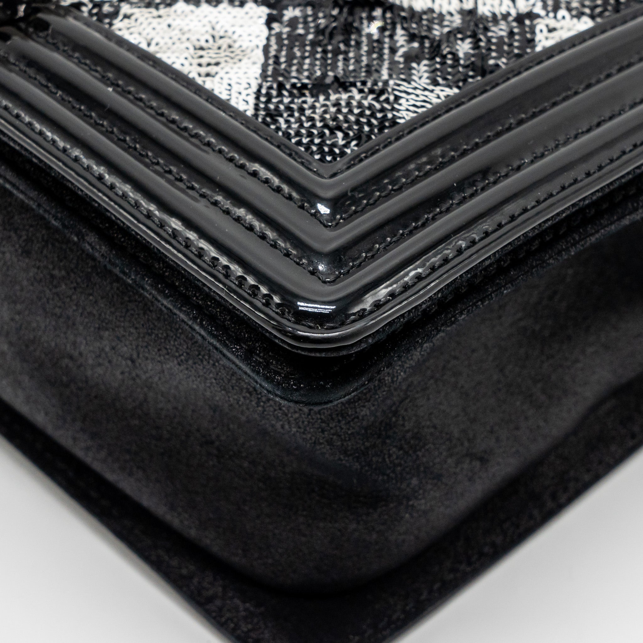 CHANEL MEDIUM BOY BAG SEQUIN/PATENT BLACK/WHITE SHW