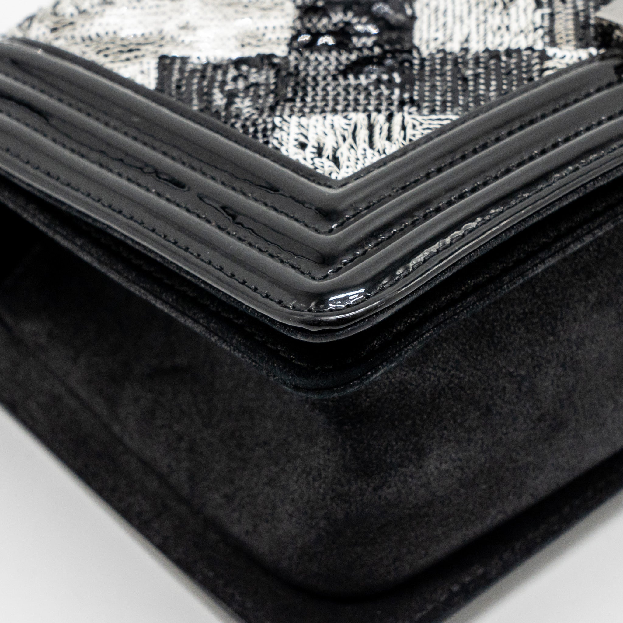 CHANEL MEDIUM BOY BAG SEQUIN/PATENT BLACK/WHITE SHW