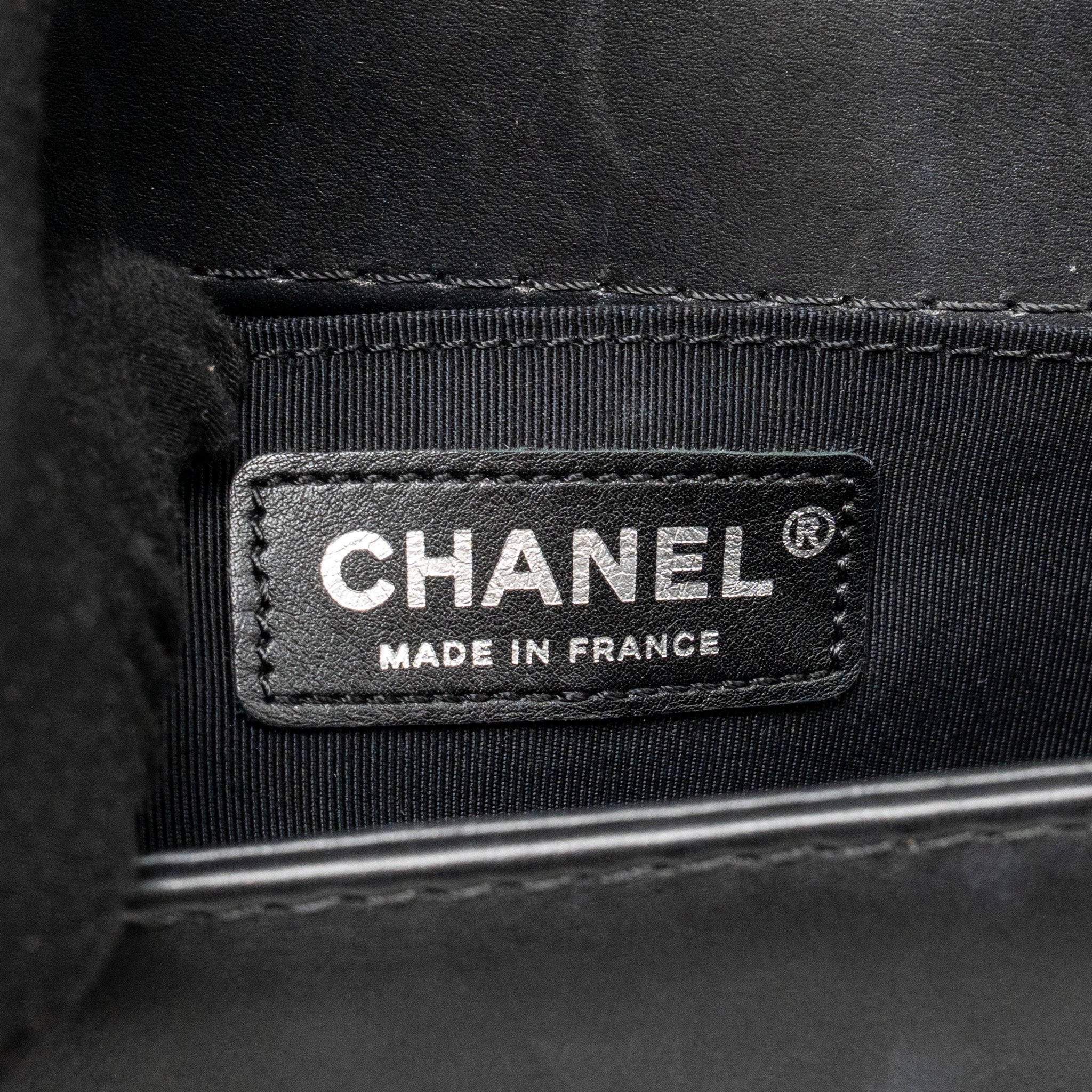 CHANEL MEDIUM BOY BAG CALFSKIN BLACK RUTHENIUM SHW