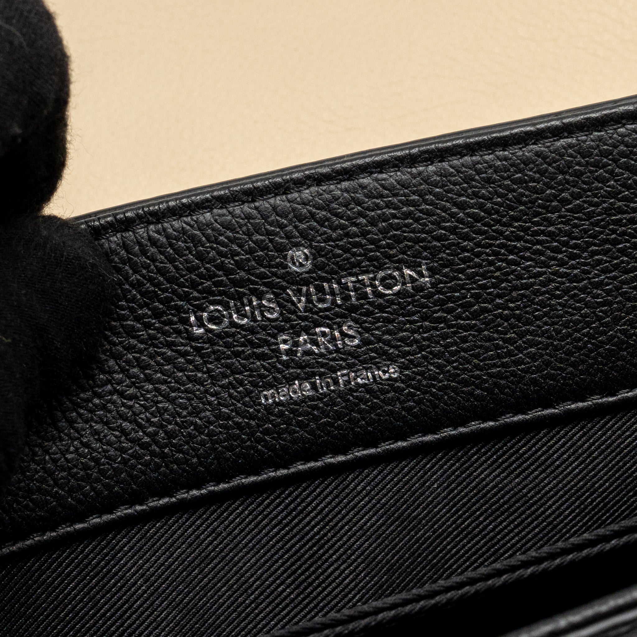 LOUIS VUITTON LOCK ME II CALFSKIN BLACK/VANILLA SHW