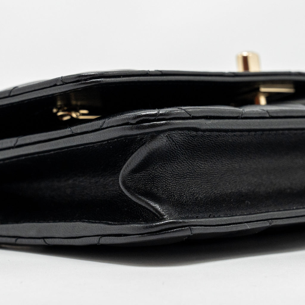 CHANEL PEARL DETAILED TOP HANDEL WALLET ON CHAIN LAMBSKIN BLACK LGHW (MICROCHIP)