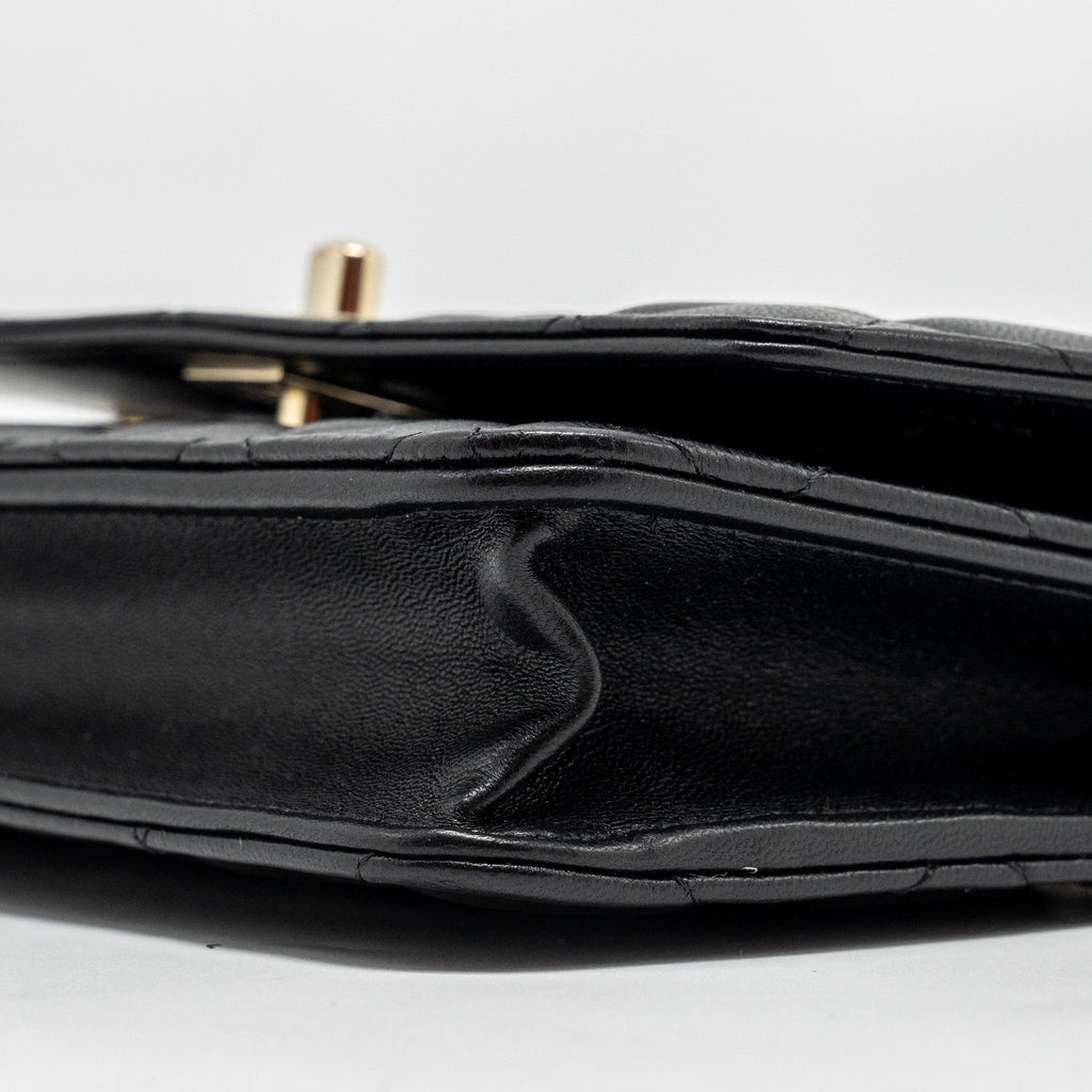 CHANEL PEARL DETAILED TOP HANDEL WALLET ON CHAIN LAMBSKIN BLACK LGHW (MICROCHIP)
