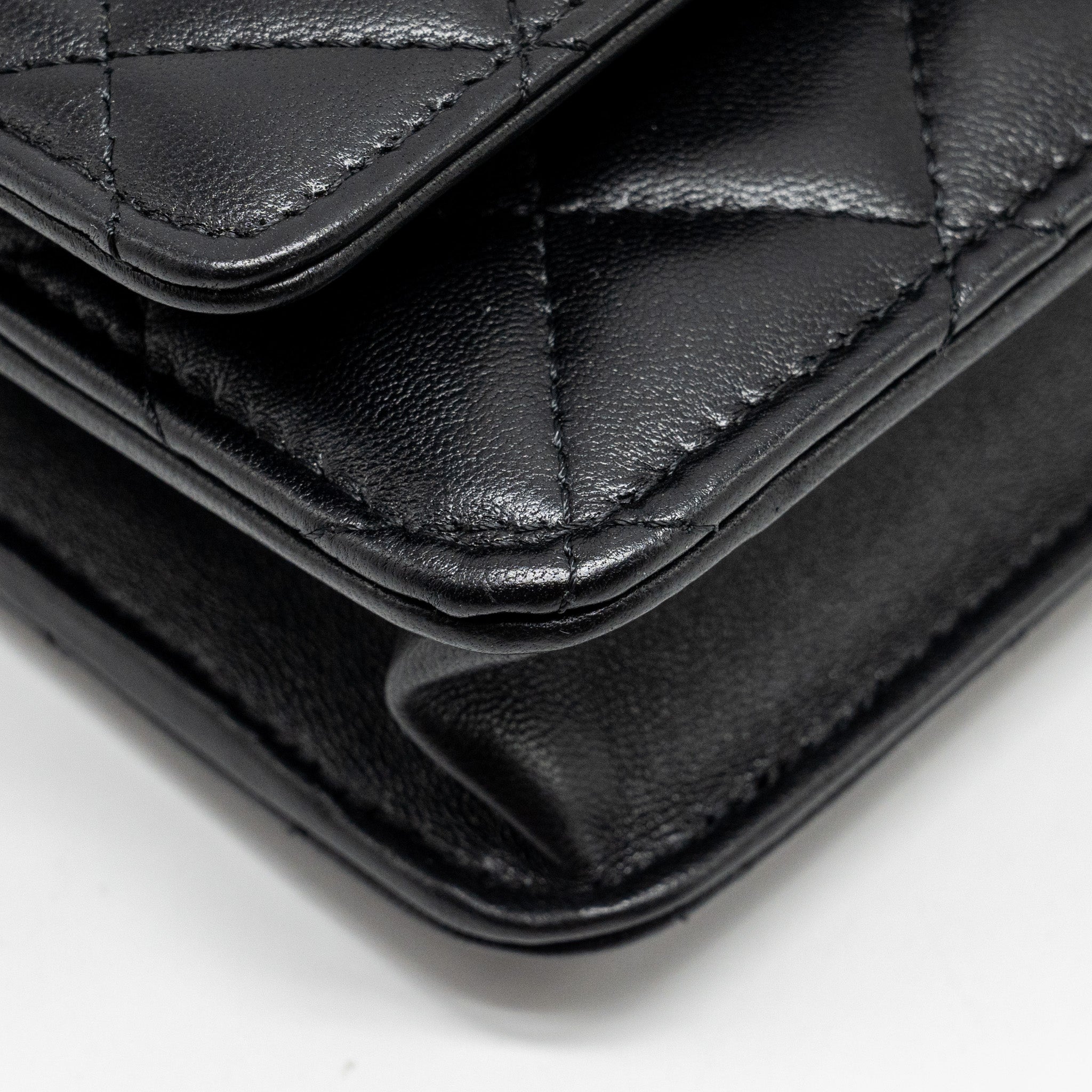 CHANEL PEARL DETAILED TOP HANDEL WALLET ON CHAIN LAMBSKIN BLACK LGHW (MICROCHIP)