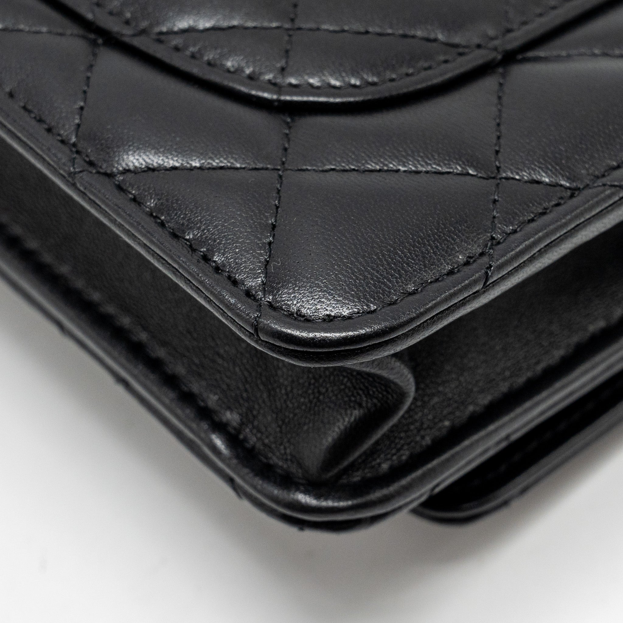 CHANEL PEARL DETAILED TOP HANDEL WALLET ON CHAIN LAMBSKIN BLACK LGHW (MICROCHIP)