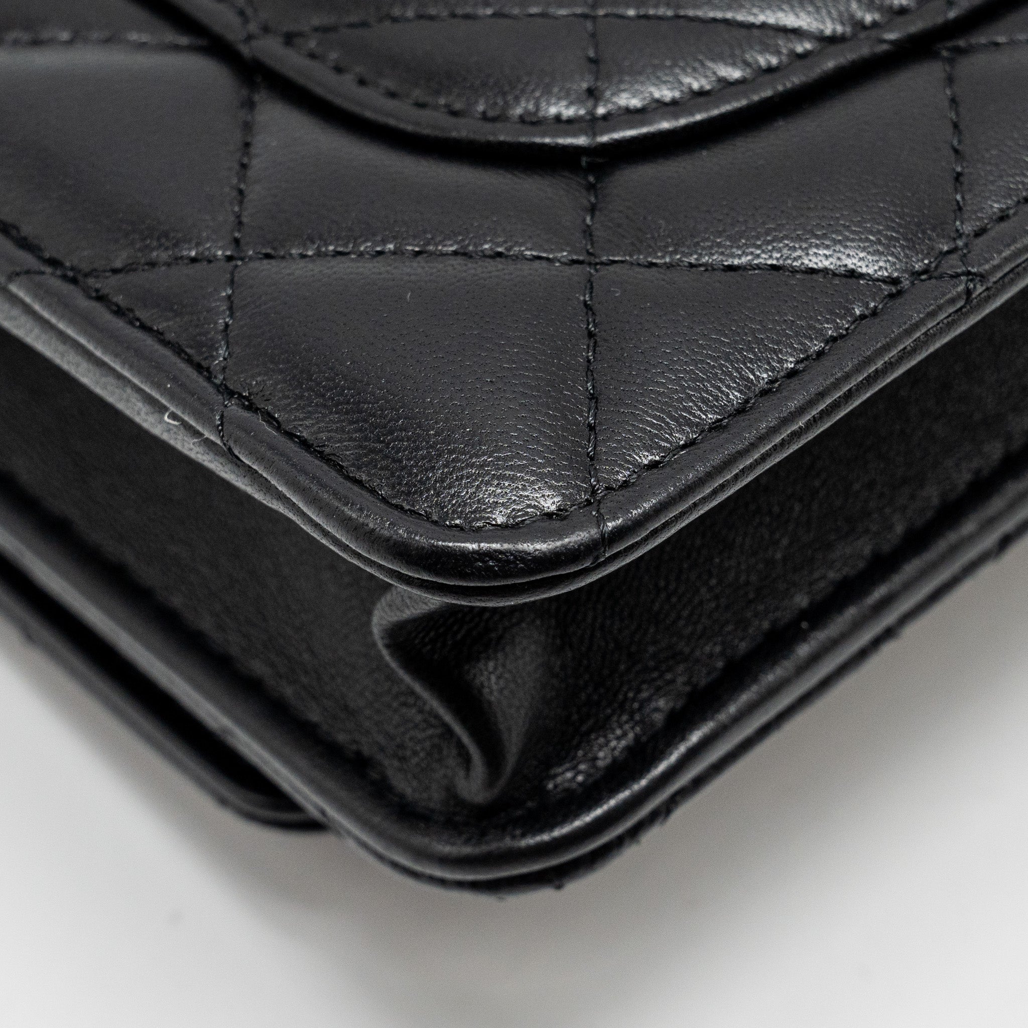 CHANEL PEARL DETAILED TOP HANDEL WALLET ON CHAIN LAMBSKIN BLACK LGHW (MICROCHIP)