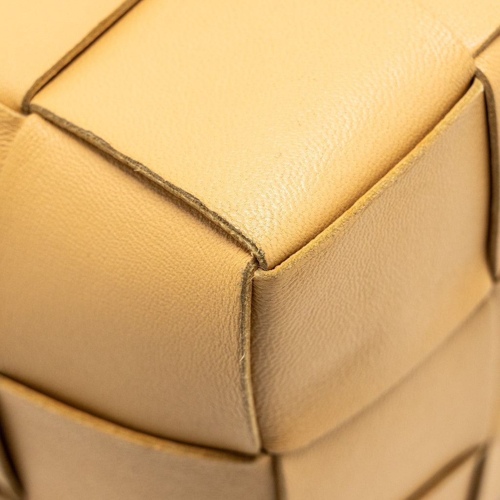 BOTTEGA VENETA SMALL CASSETTE CROSS-BODY BUCKET BAG LAMBSKIN PORRIDGE