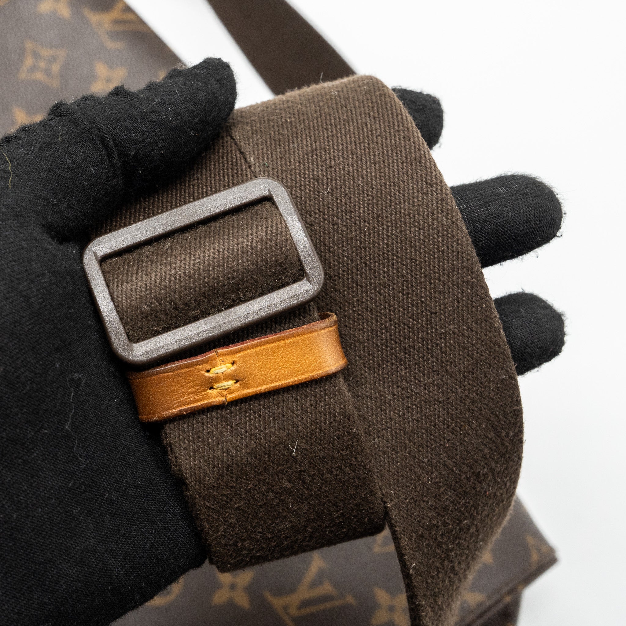 LOUIS VUITTON MEN’S MESSENGER BAG MONOGRAM CANVAS GHW