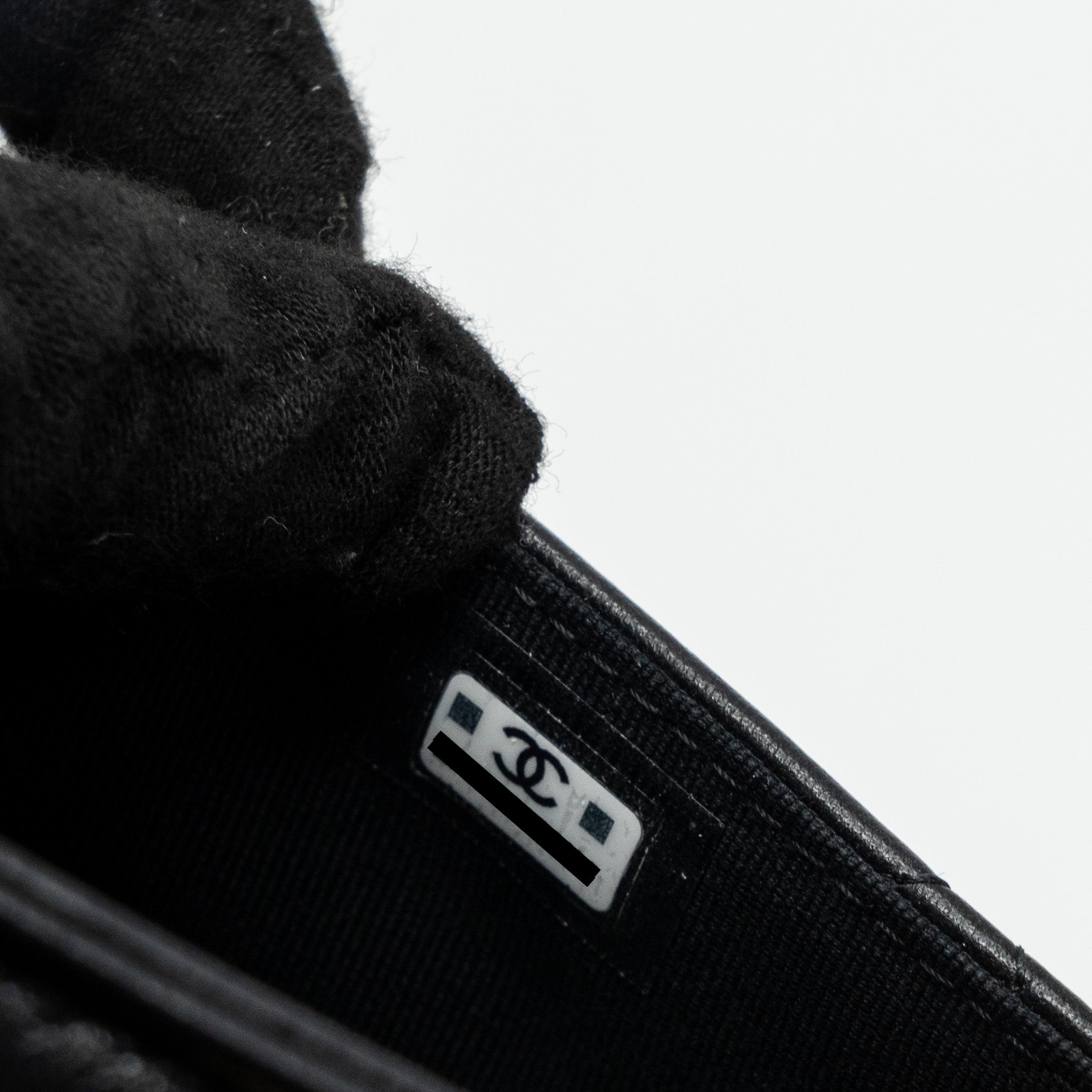 CHANEL 19 FLAP CARD HOLDER LAMBSKIN BLACK GHW (MICROCHIP)