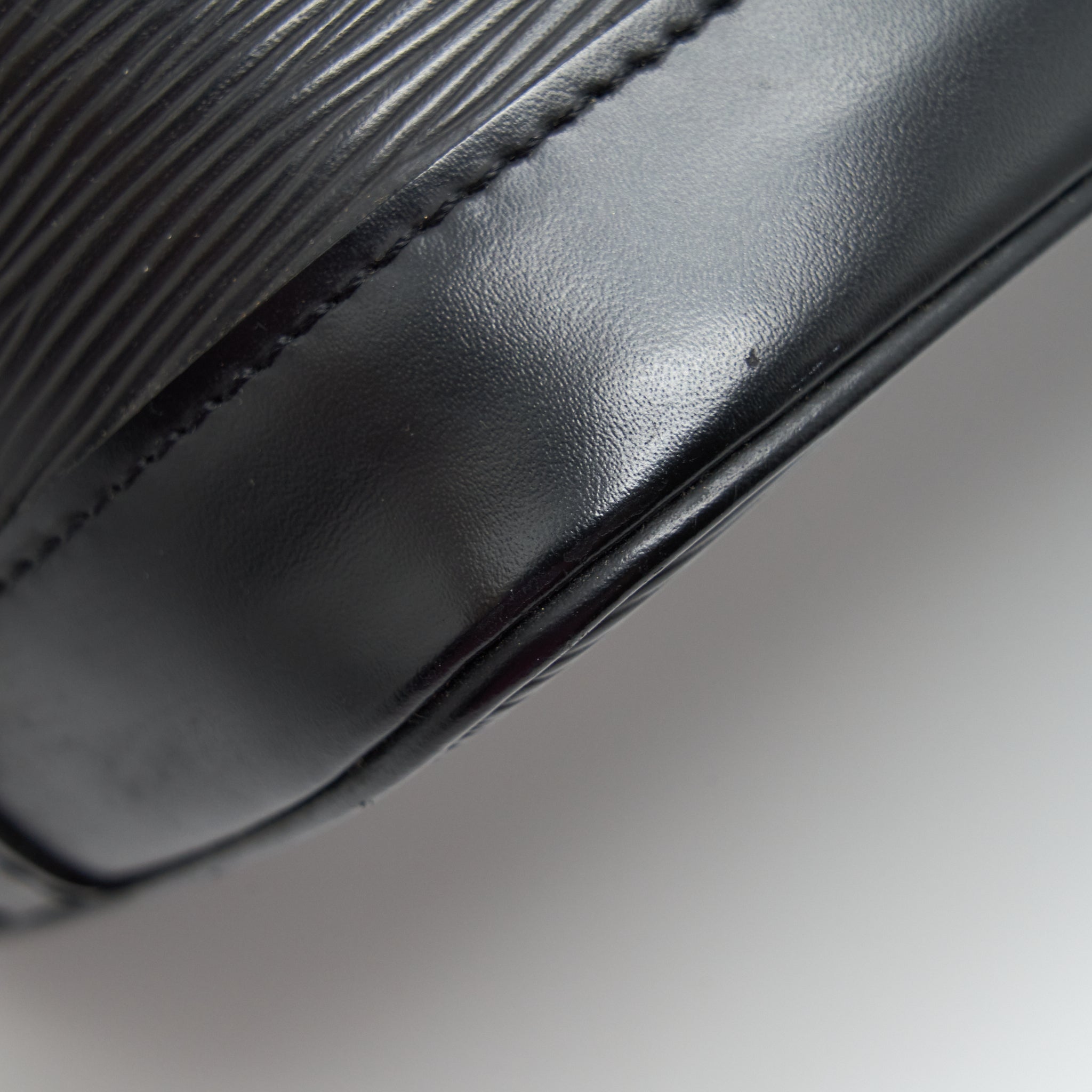 LOUIS VUITTON ALMA BAG EPI BLACK GHW