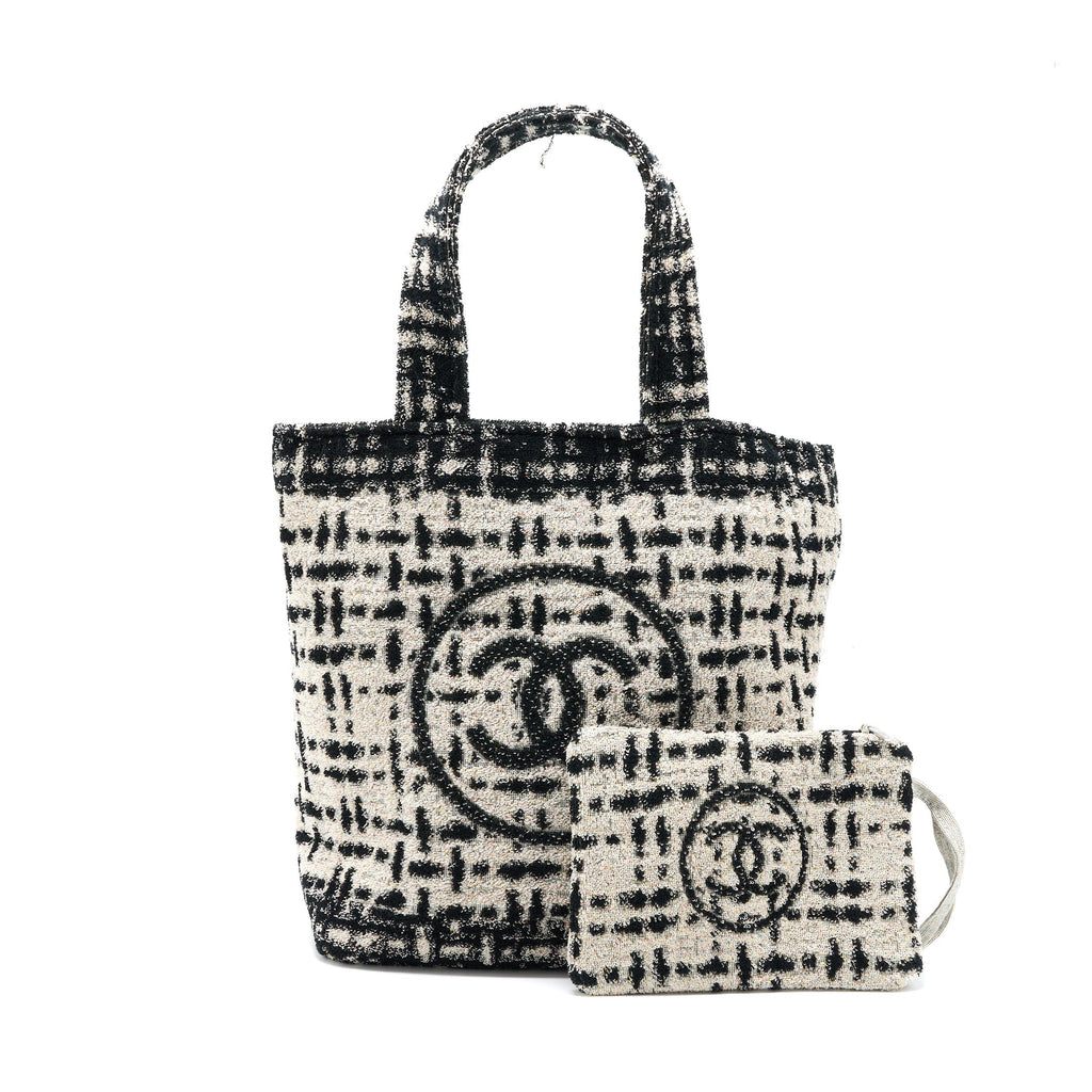CHANEL 22K BEACH BAG WITH TOWEL BLACK/ECRU