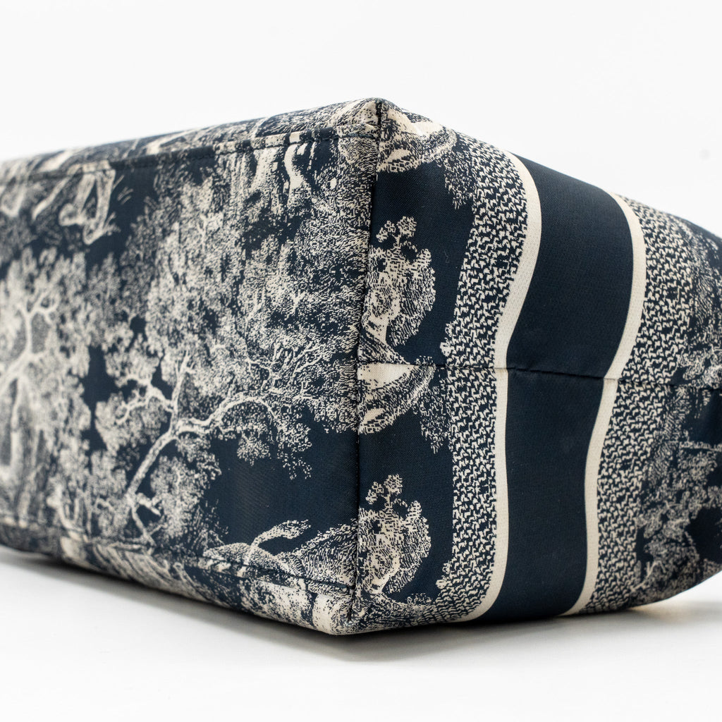 DIOR MEDIUM DIORTRAVEL NOMAD POUCH TOILE DE JOUY REVERSE TECHNICAL FABRIC BLUE LGHW