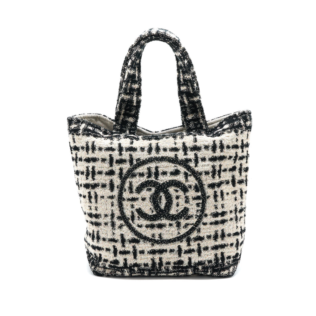 CHANEL 22K BEACH BAG WITH TOWEL BLACK/ECRU