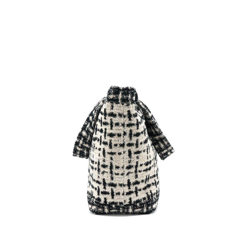 CHANEL 22K BEACH BAG WITH TOWEL BLACK/ECRU