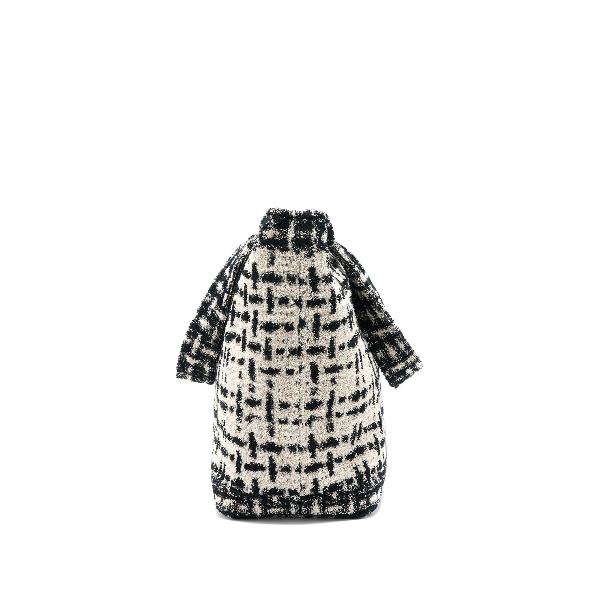 CHANEL 22K BEACH BAG WITH TOWEL BLACK/ECRU