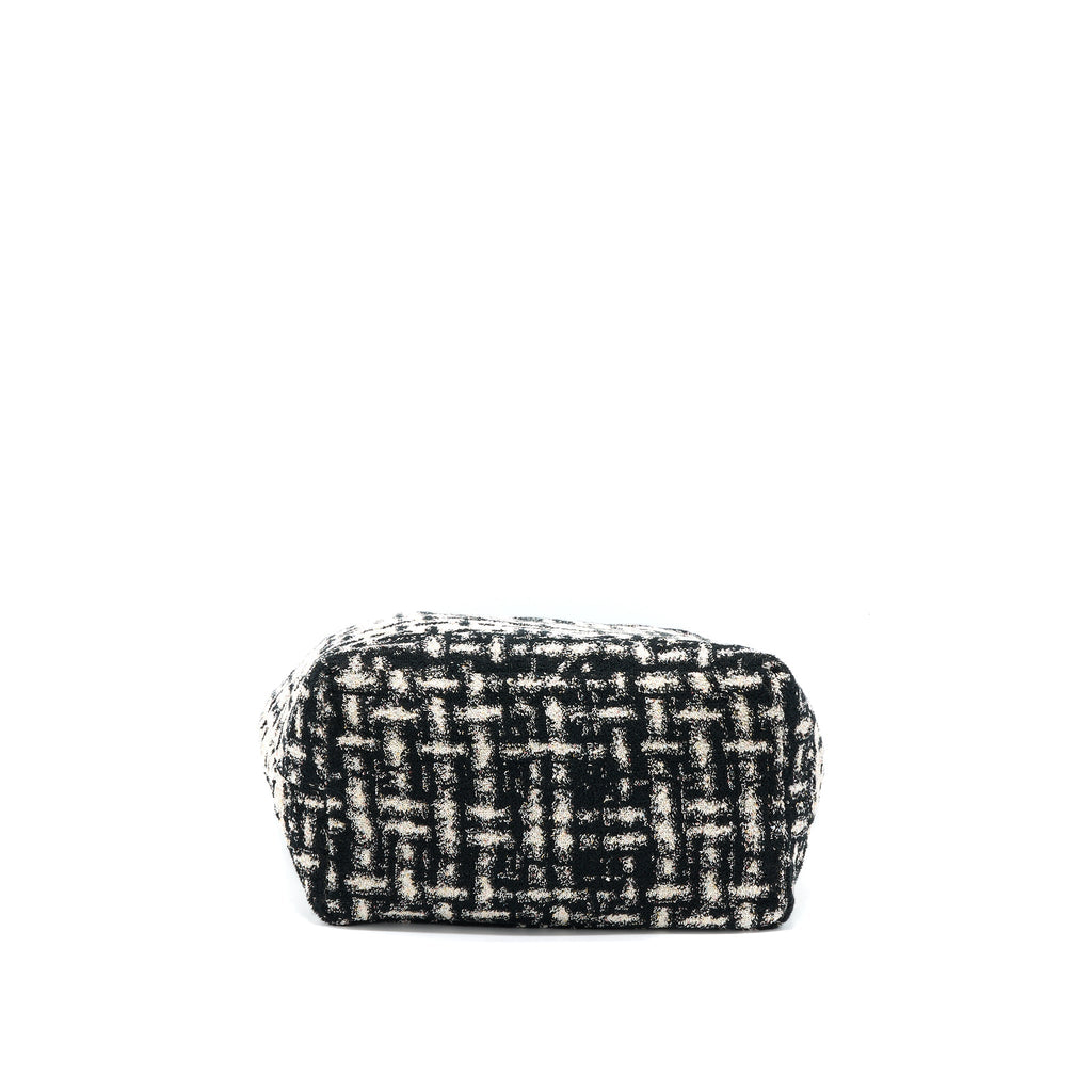 CHANEL 22K BEACH BAG WITH TOWEL BLACK/ECRU