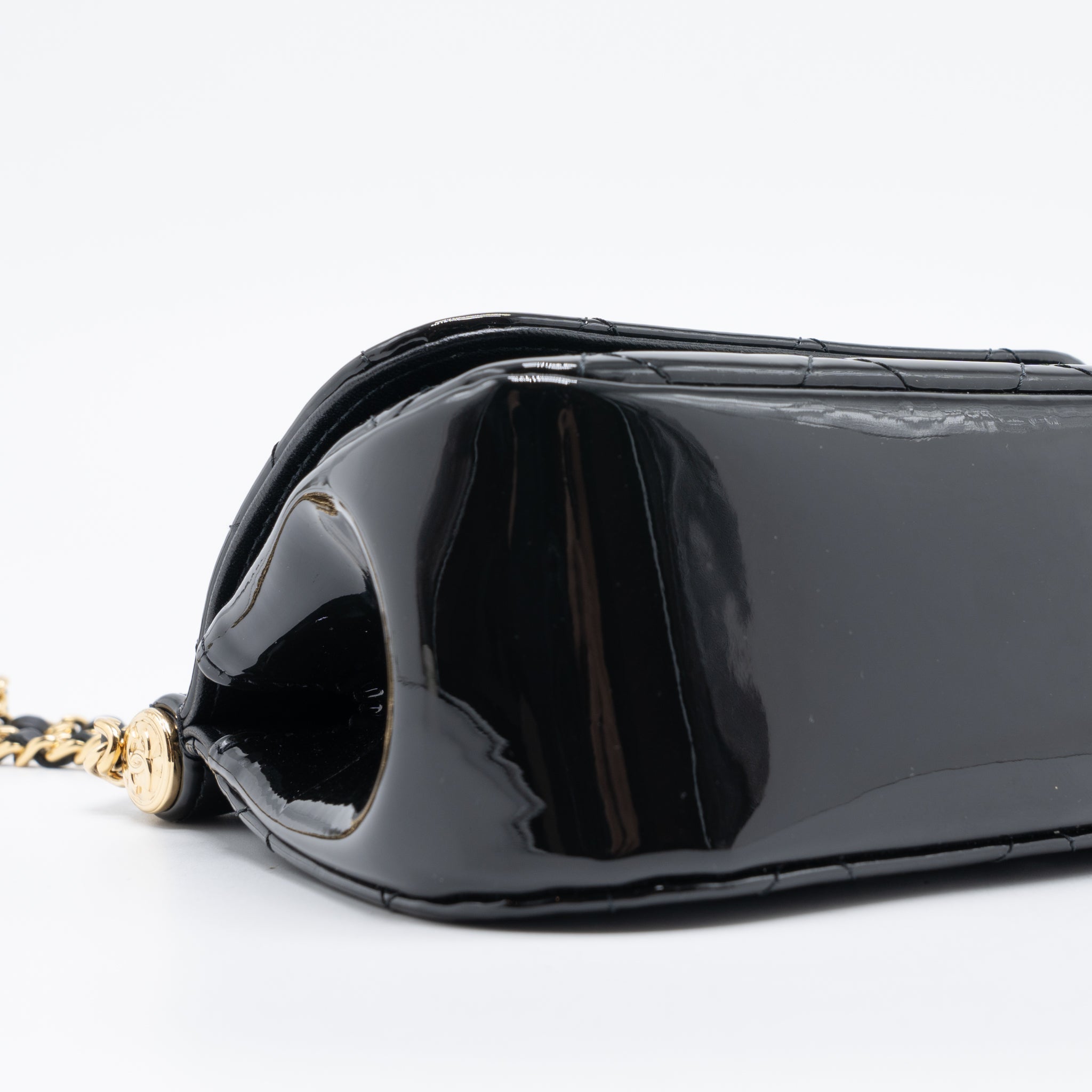 CHANEL 22K MINI CLUTCH WITH CHAIN PATENT BLACK GHW (MICROCHIP)