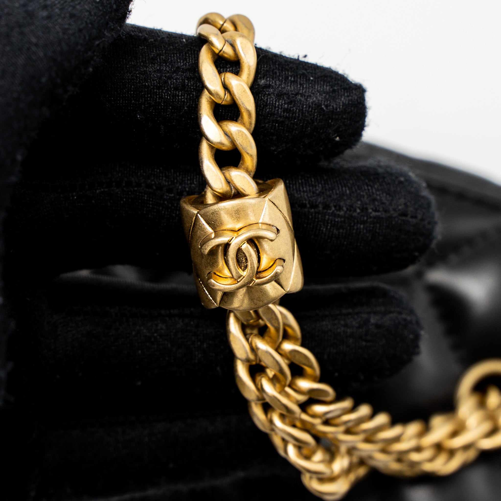 CHANEL 22K GOLD PILLAR ADJUSTABLE CHAIN LONG VANITY LAMBSKIN BLACK BRUSHED GHW(MICROCHIP)