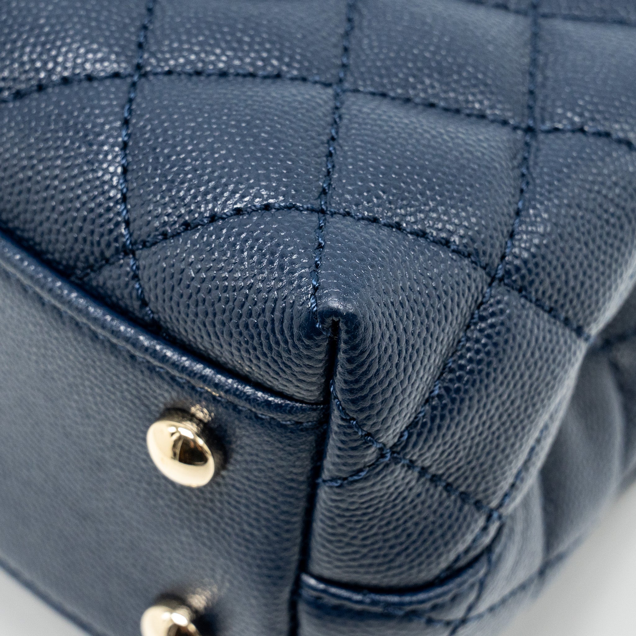 CHANEL SMALL COCO WITH LIZARD EMBOSSED HANDLE CAVIAR NAVY LGHW (MICROCHIP)