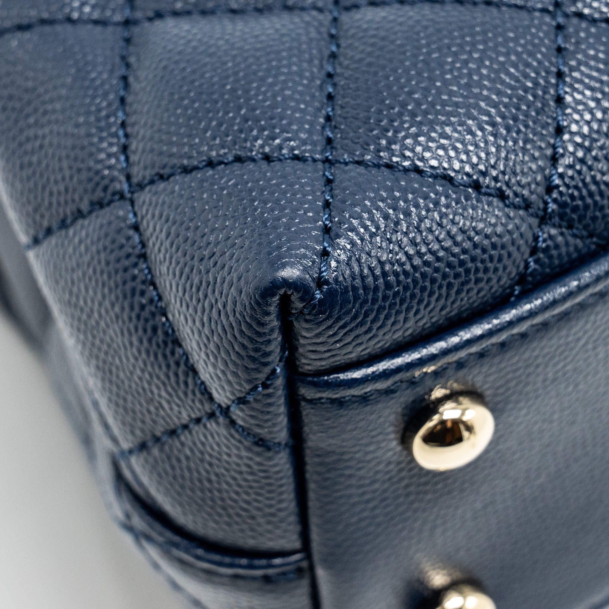 CHANEL SMALL COCO WITH LIZARD EMBOSSED HANDLE CAVIAR NAVY LGHW (MICROCHIP)