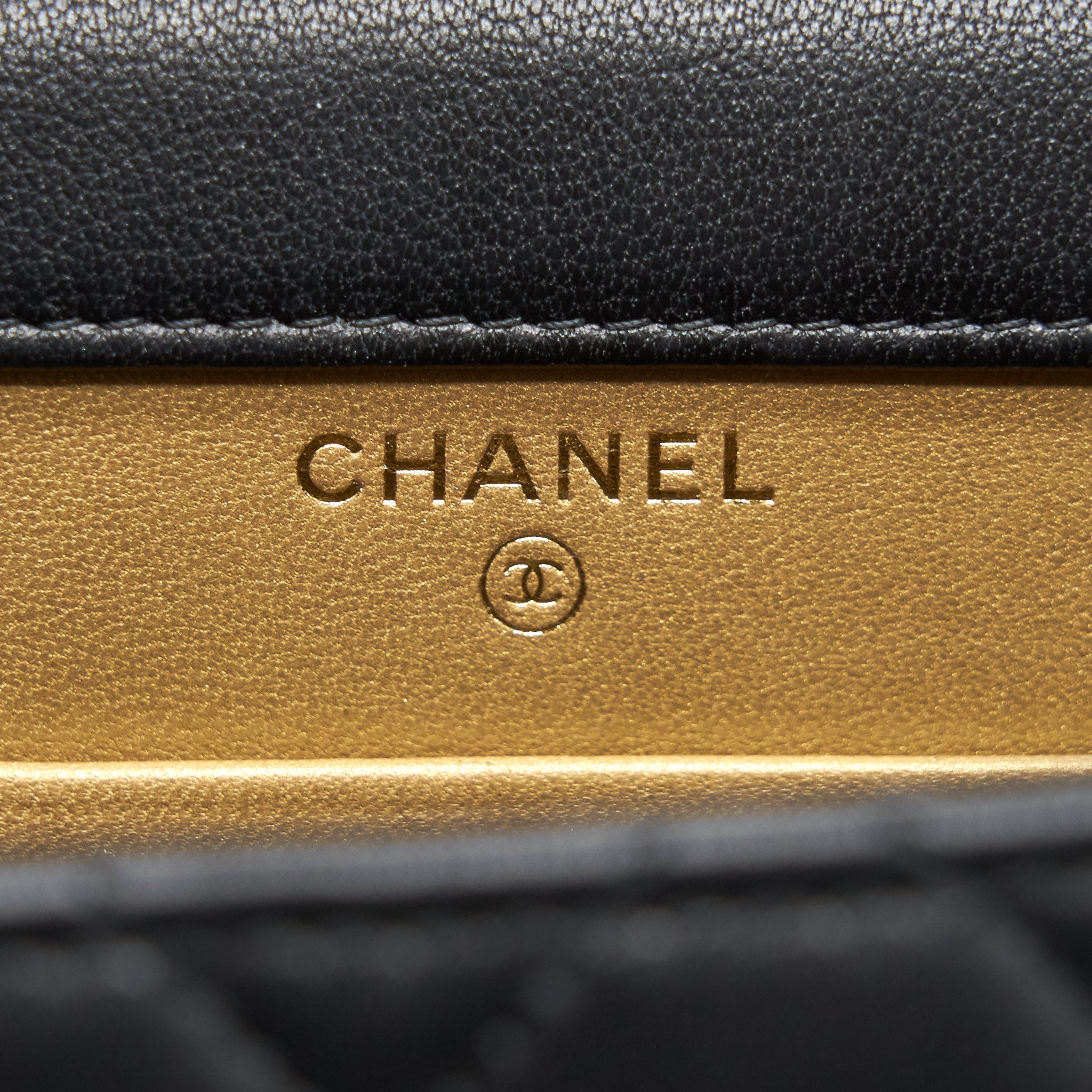 CHANEL PEARL CRUSH VERTICAL PHONE HOLDER