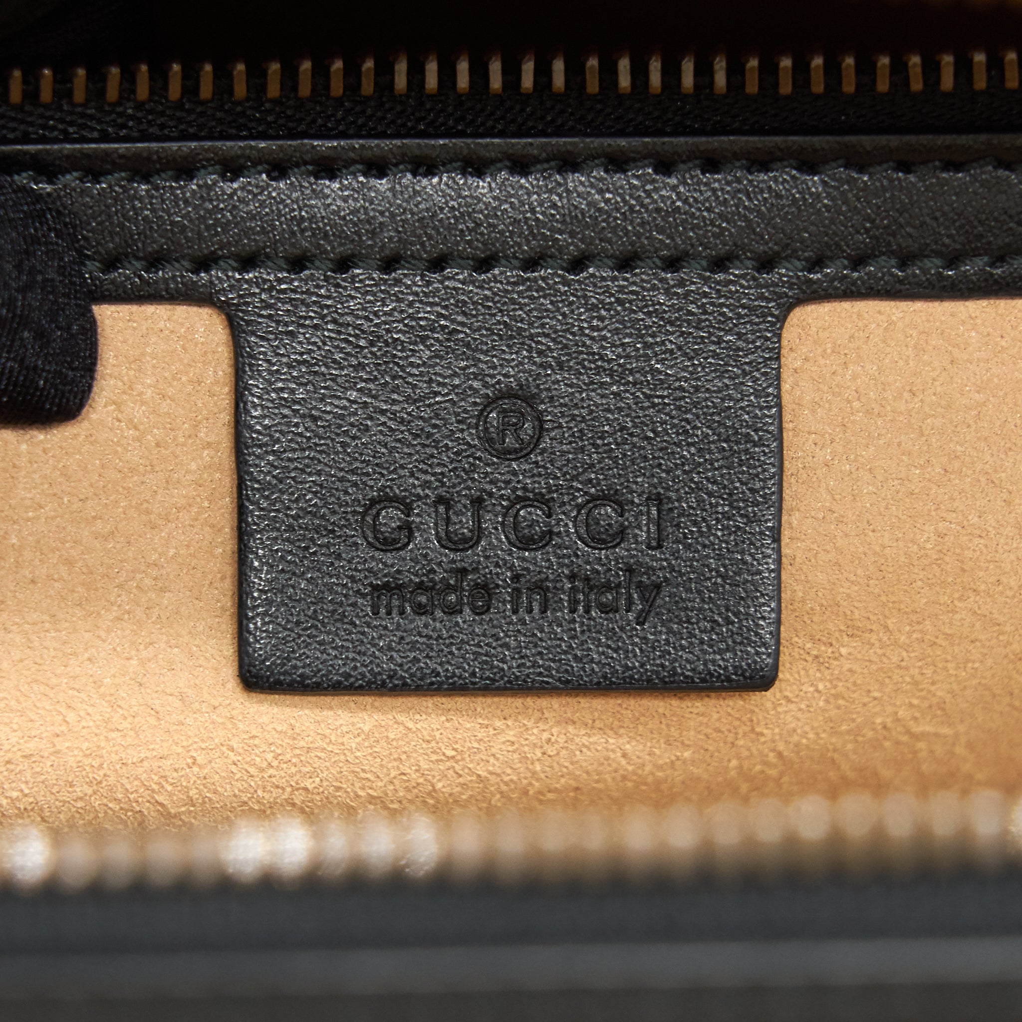 GUCCI GG MARMONT MATELASSÉ SHOULDER BAG BLACK