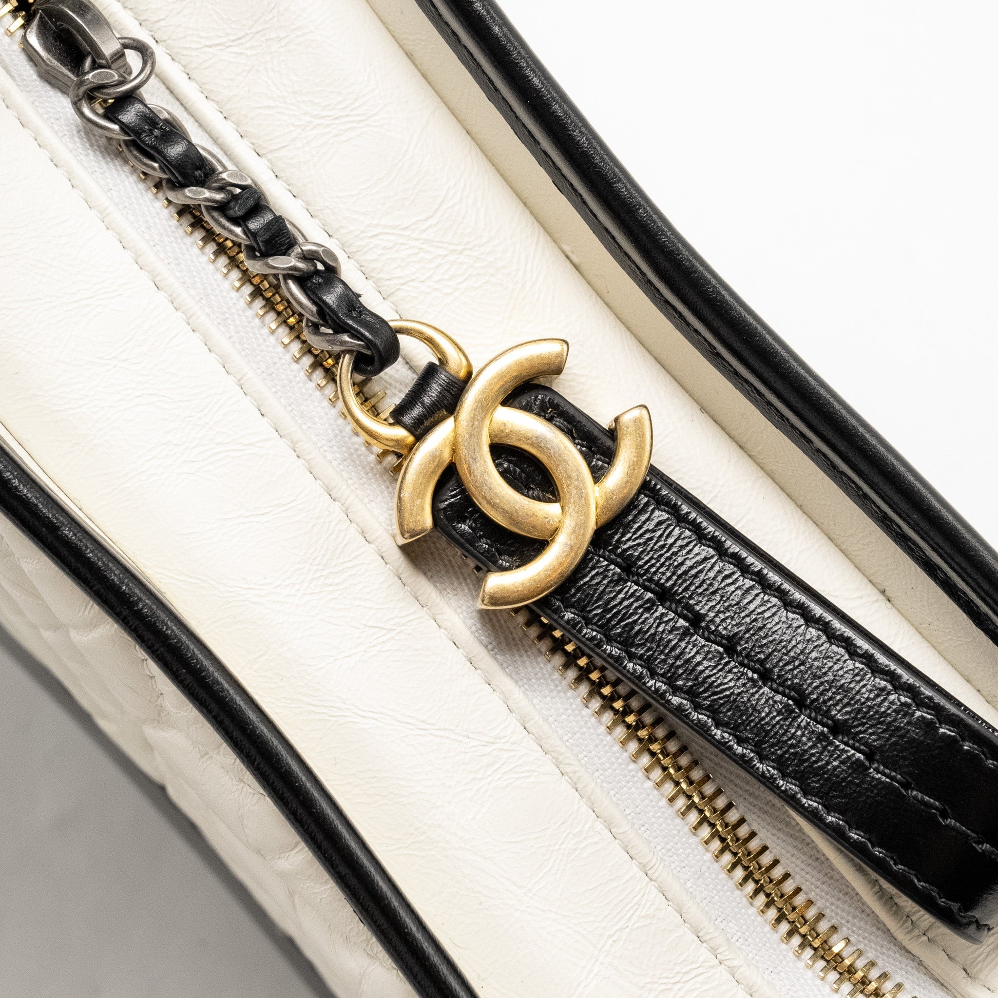 CHANEL SMALL CHEVRON GABRIELLE HOBO BAG CALFSKIN WHITE/BLACK MULTICOLOUR HARDWARE